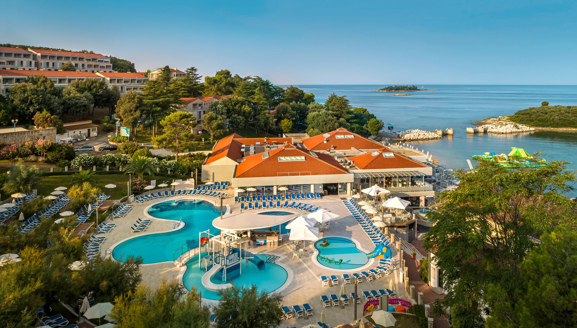 Rodinná dovolená na Istrii: 4* apartmánový resort přímo u moře, snídaně i polopenze