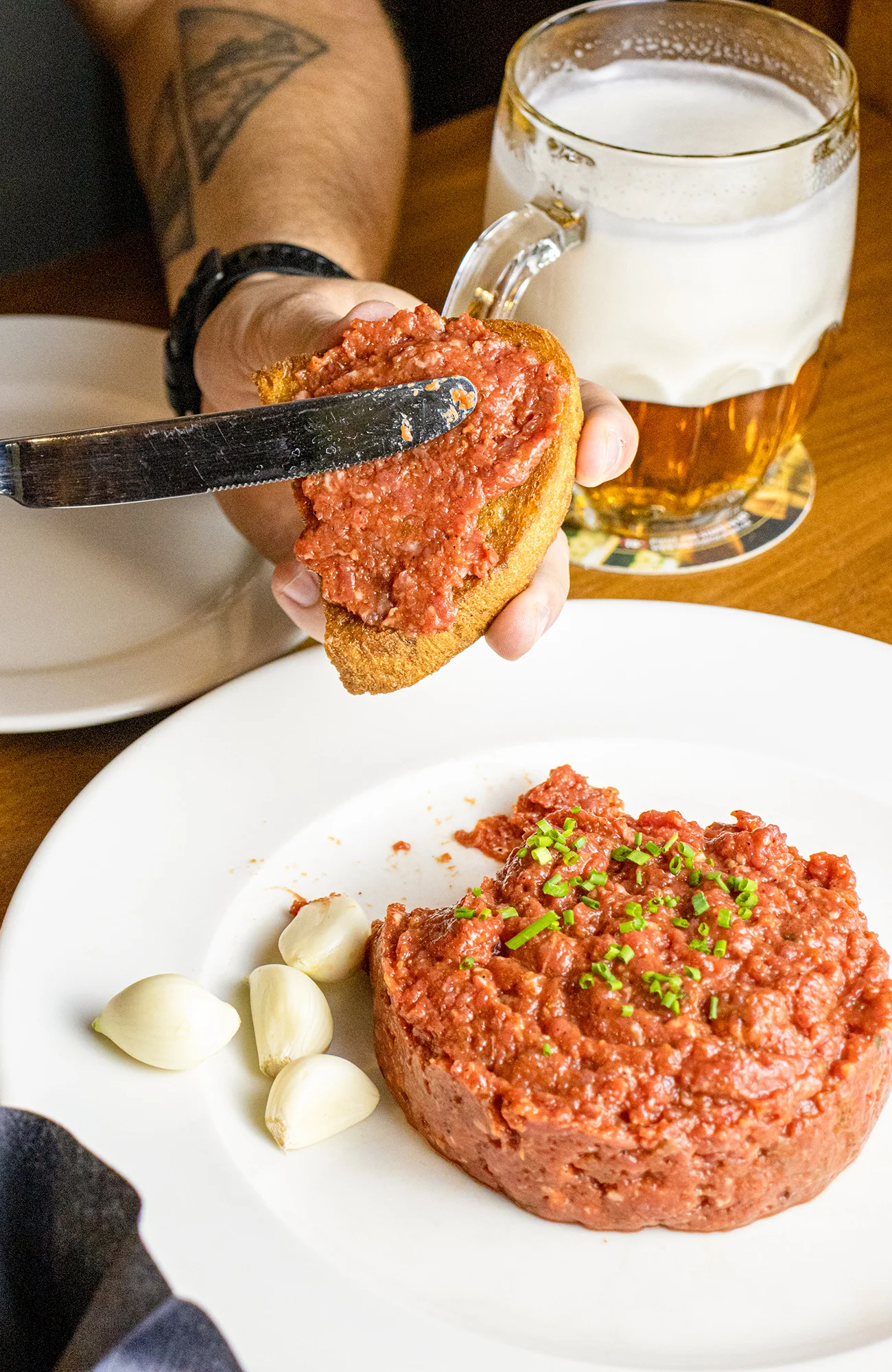 Namíchaný tatarák z falešné svíčkové a zlatavé topinky: 150 nebo 300 g