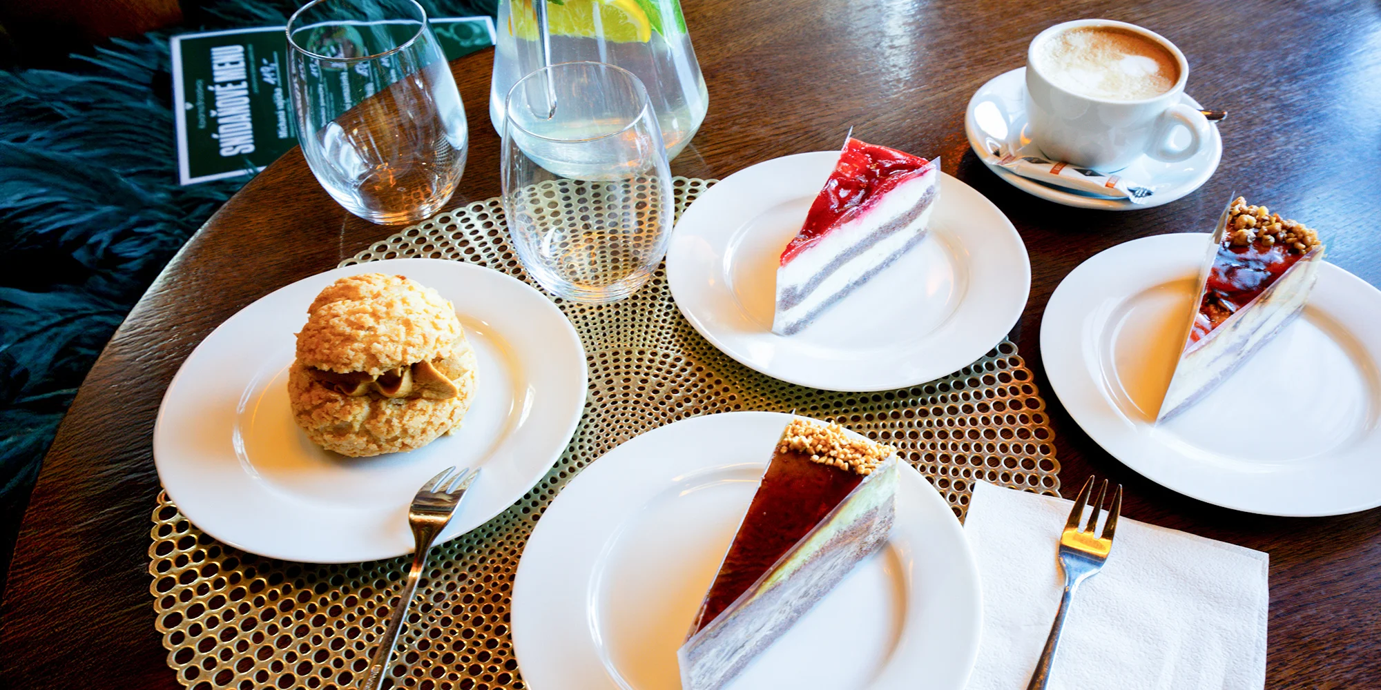 Káva a dezert nebo croissant v kavárně Broadway