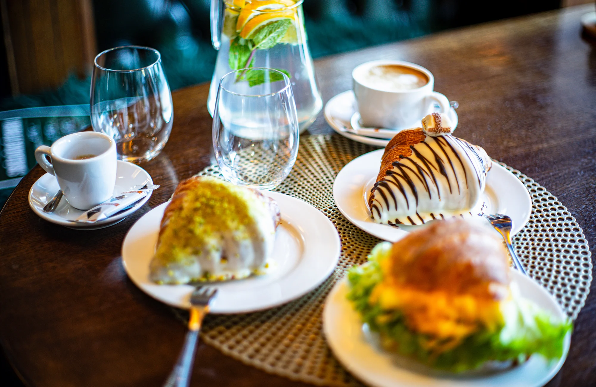 Káva a dezert nebo croissant pro 1 nebo 2 osoby v kavárně Broadway