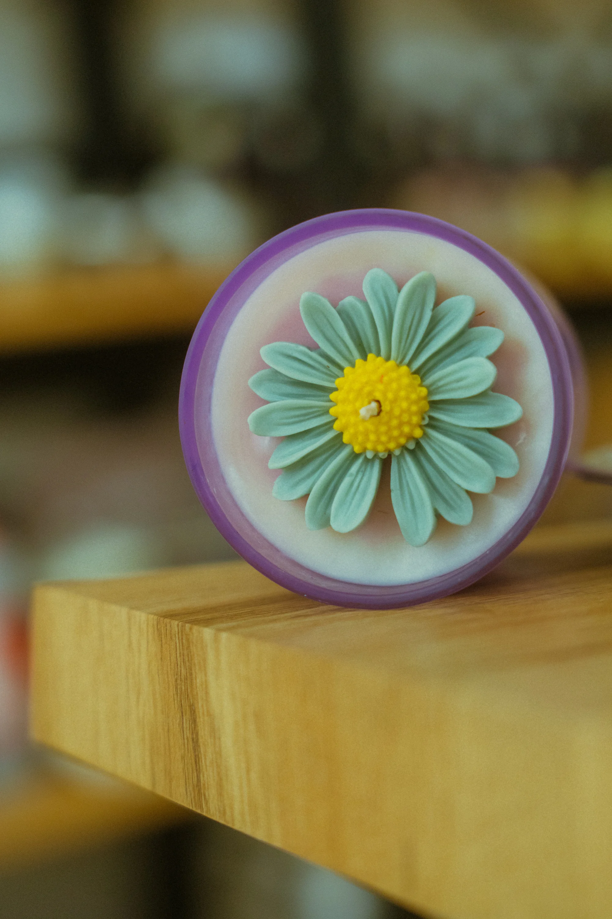 Workshop výroby svícnu a tácku z přírodní pryskyřice jesmonite či výroba sójové svíčky s ozdobou