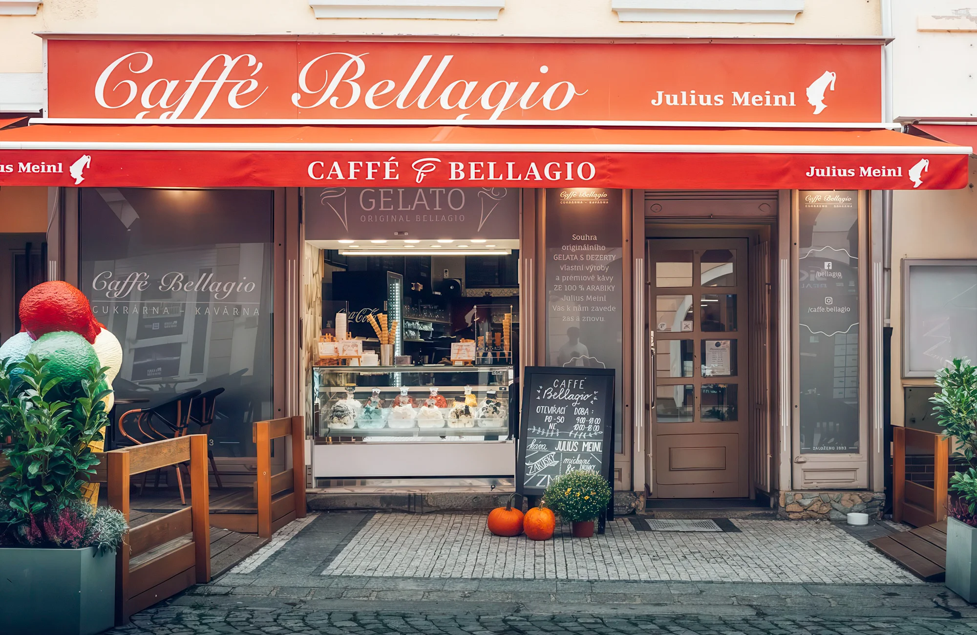 Káva a zákusek podle výběru v kavárně v centru Loun pro 1 či 2 osoby