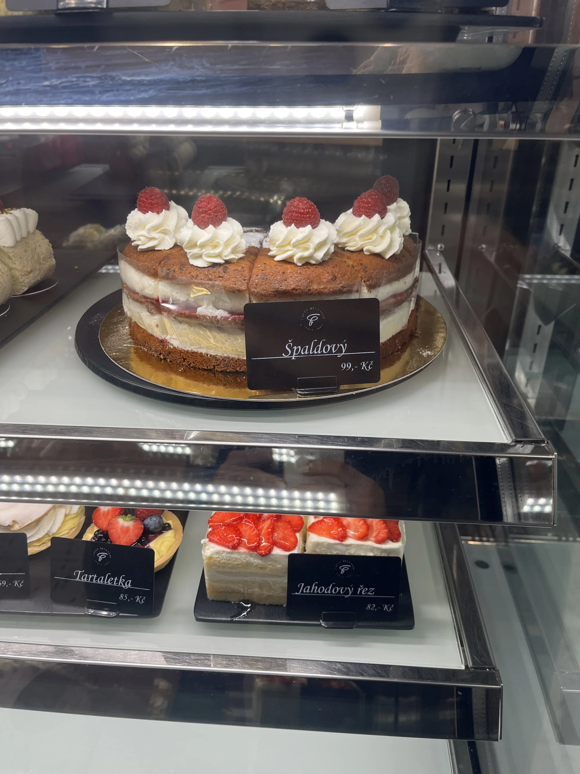 Káva a zákusek podle výběru v kavárně v centru Loun pro 1 či 2 osoby