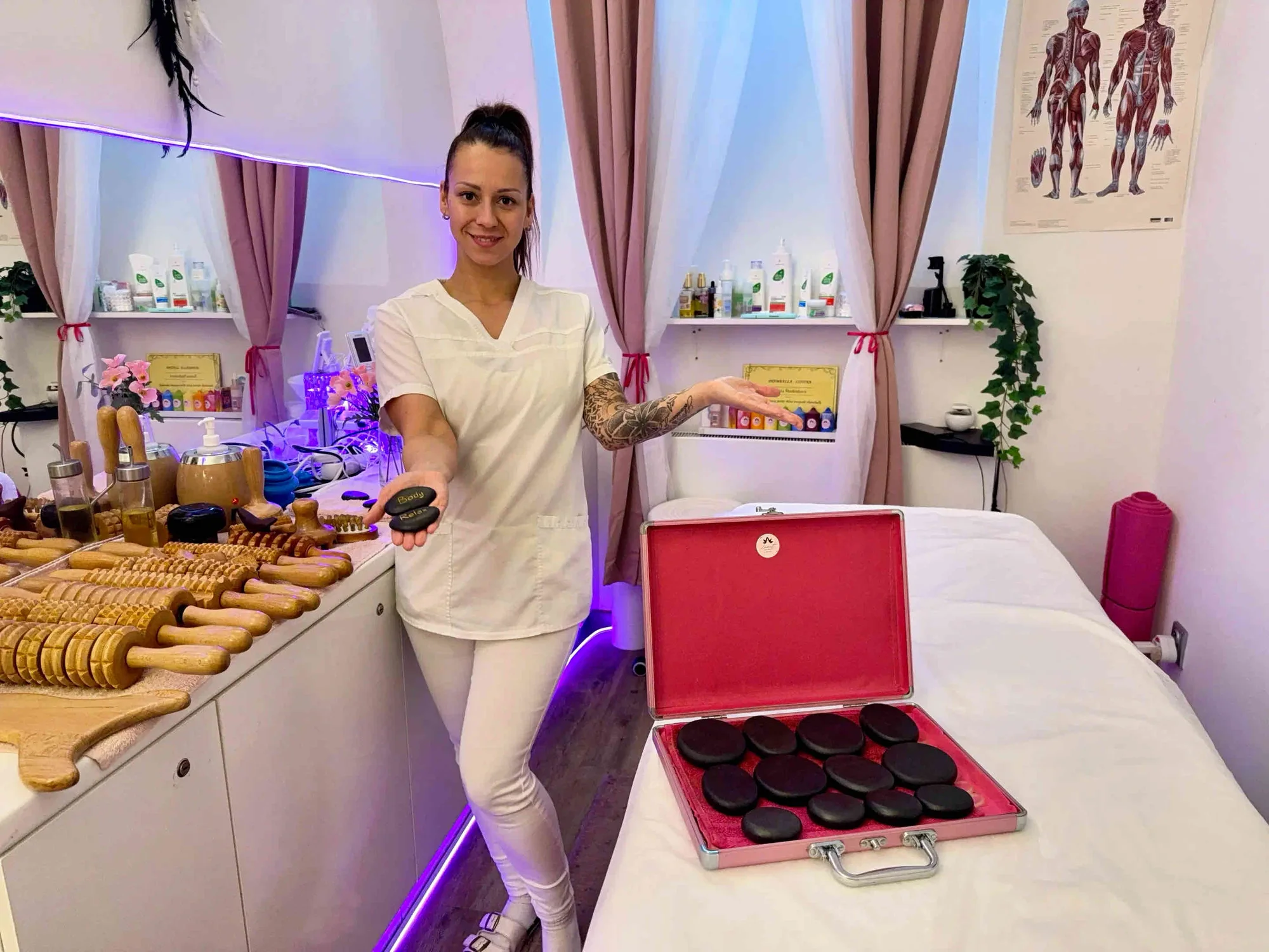 Relaxační masáž lávovými kameny v centru Prahy: 60 nebo 90 min.