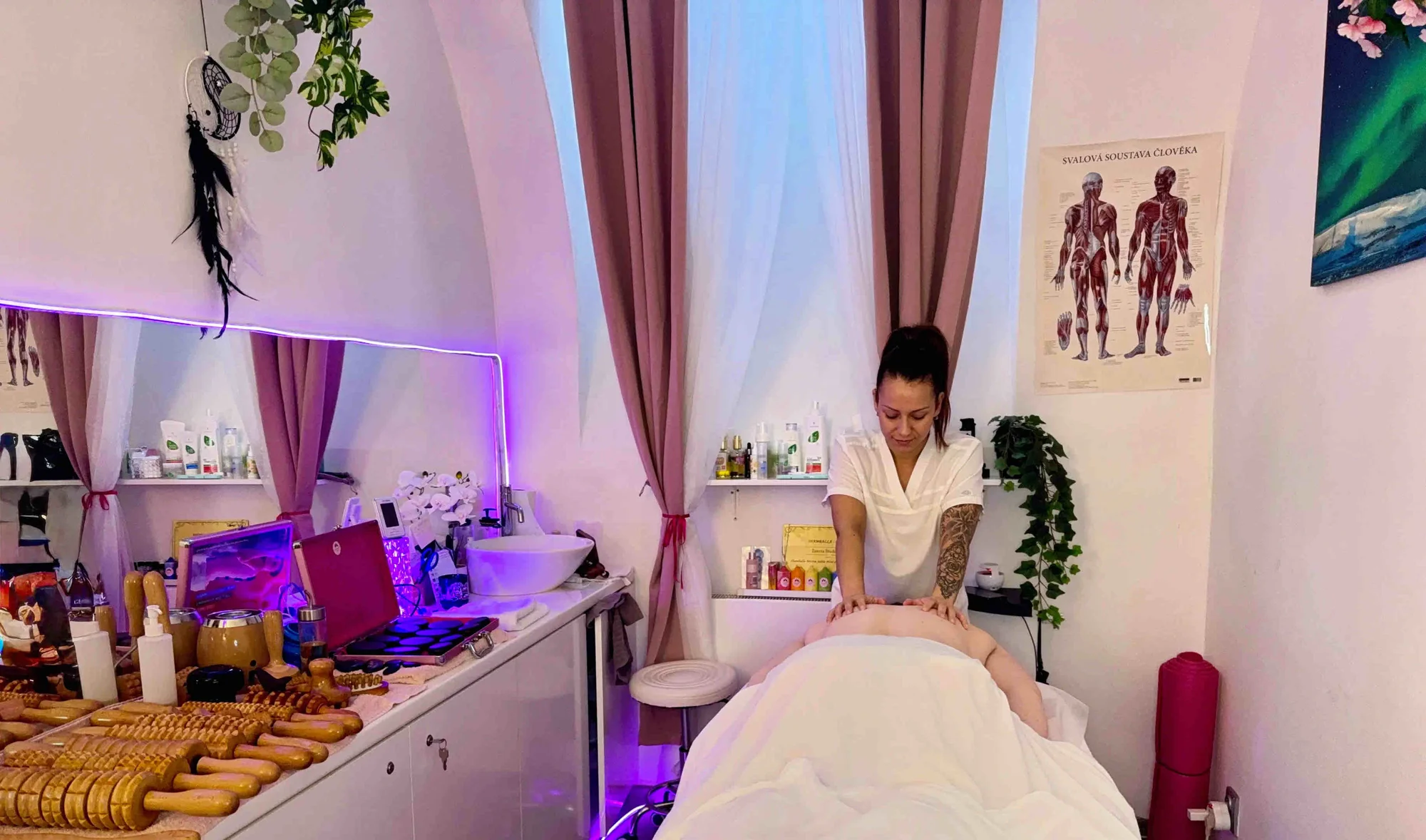 Relaxační masáž lávovými kameny v centru Prahy: 60 nebo 90 min.