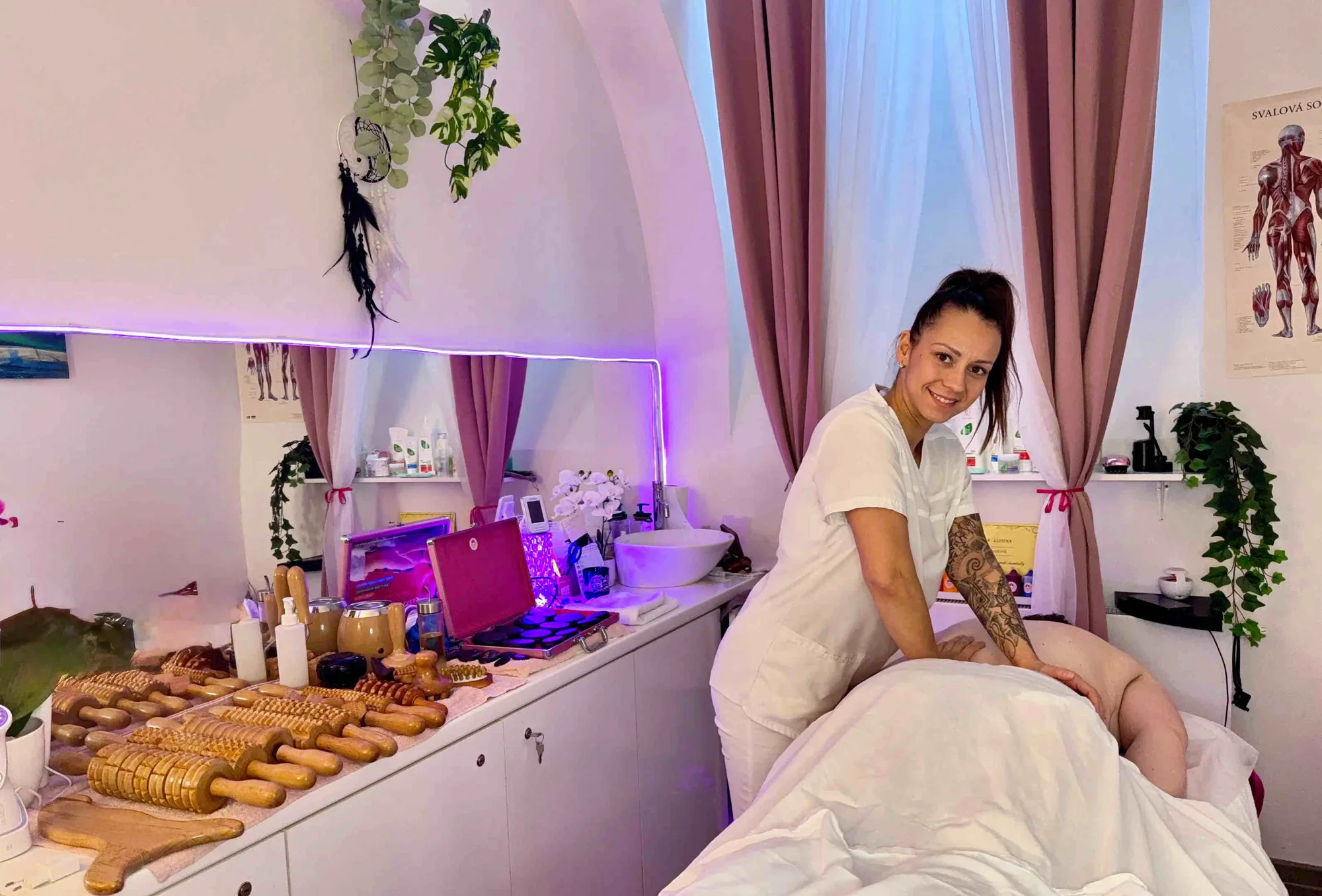 Relaxační masáž lávovými kameny v centru Prahy: 60 nebo 90 min.