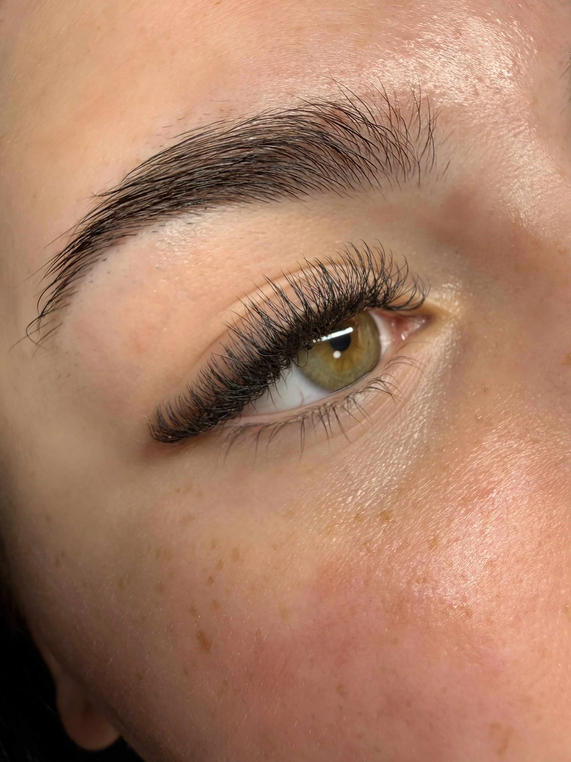 Krásnější řasy a obočí: laminace, lash lifting i prodloužení metodou řasa na řasu