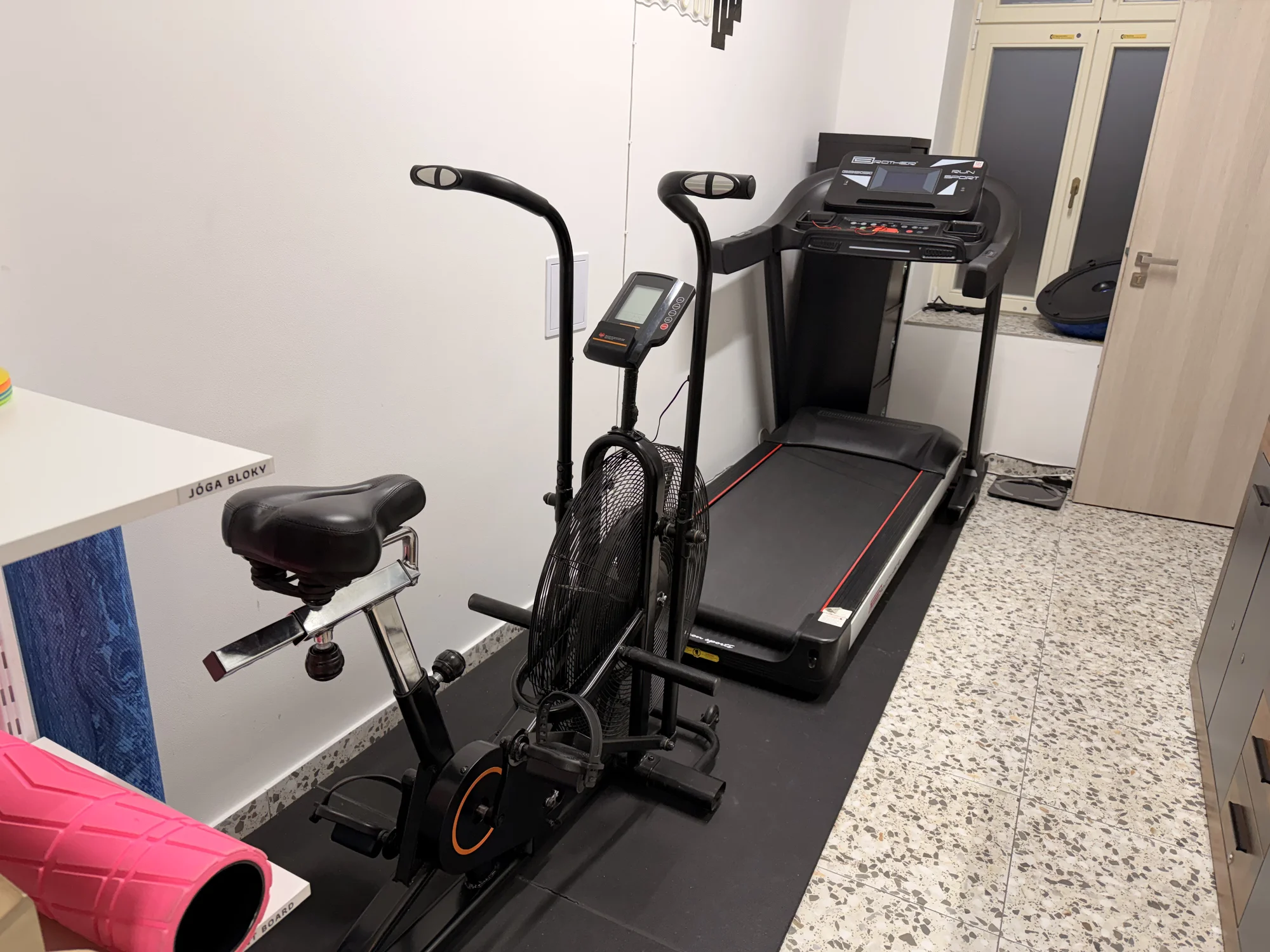 Hodinové vstupy do soukromé posilovny i s trenérkou pro 1–3 osoby