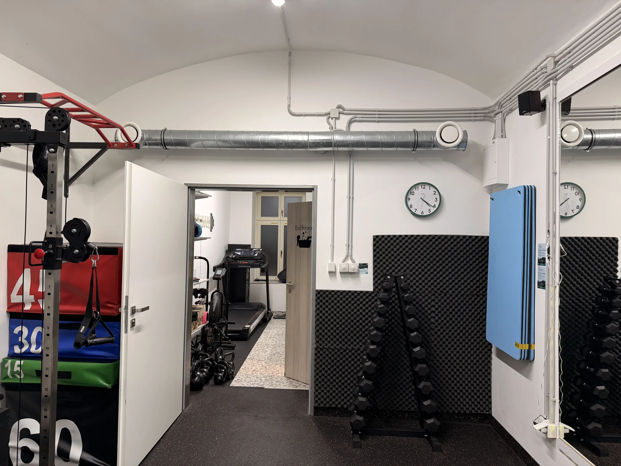 Hodinové vstupy do soukromé posilovny i s trenérkou pro 1–3 osoby