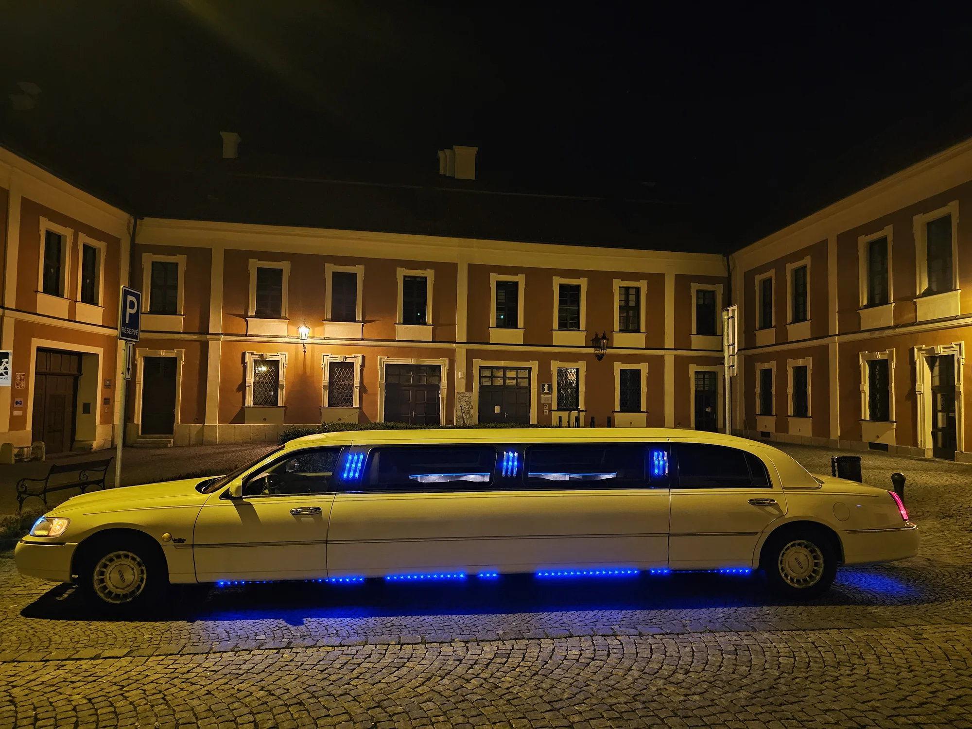 Jízda limuzínou na 1-3 hodiny: zážitek až pro 8 osob, láhev sektu v ceně