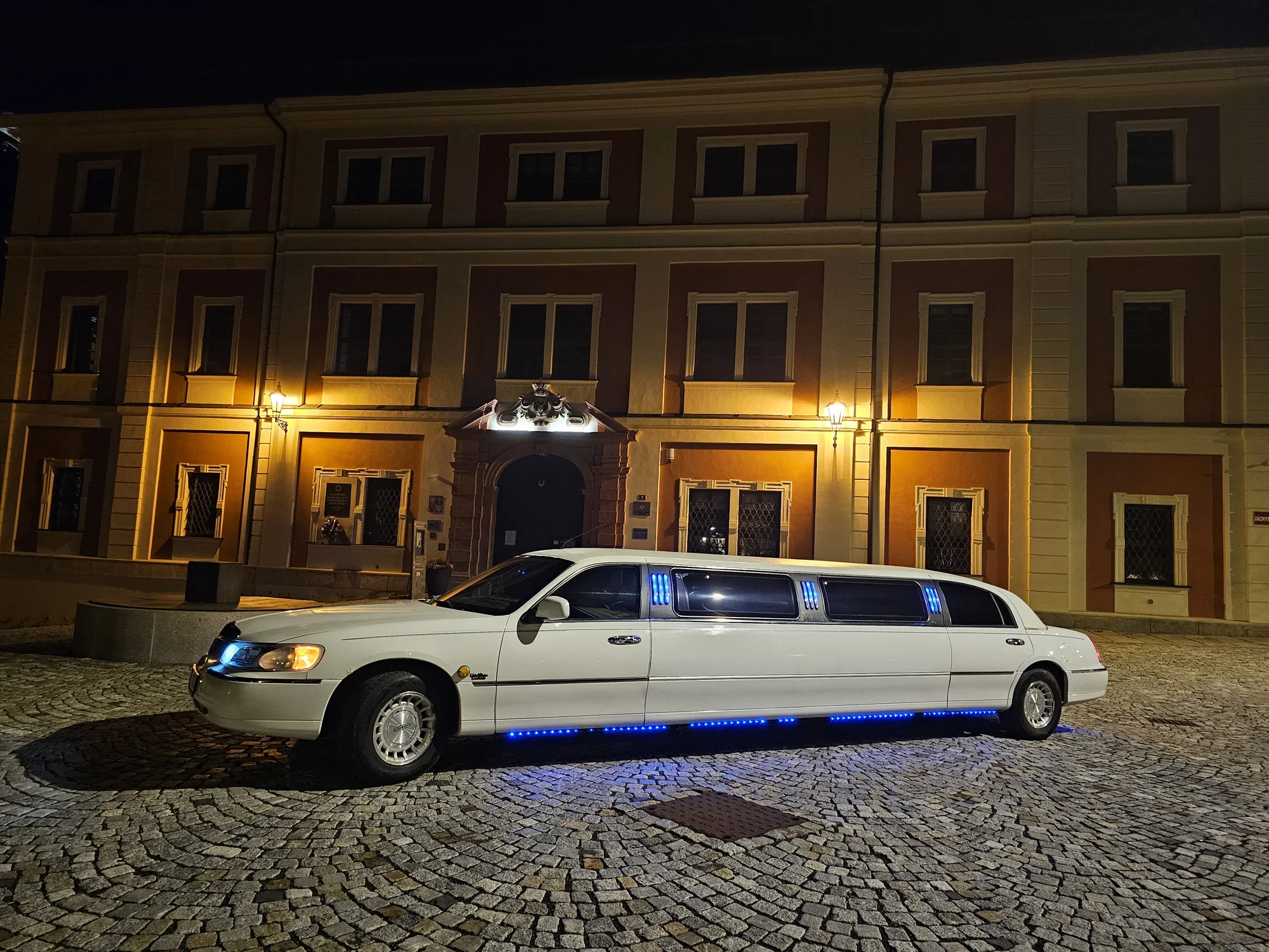 Jízda limuzínou na 1-3 hodiny: zážitek až pro 8 osob, láhev sektu v ceně