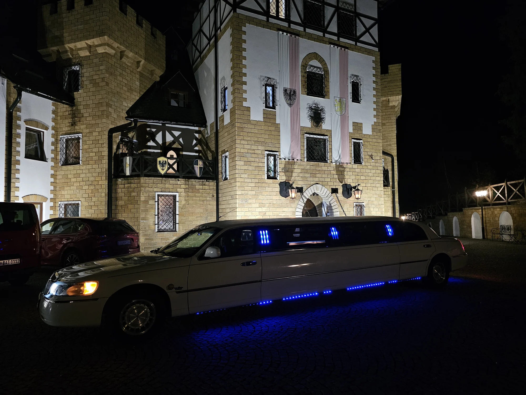 Jízda limuzínou na 1-3 hodiny: zážitek až pro 8 osob, láhev sektu v ceně