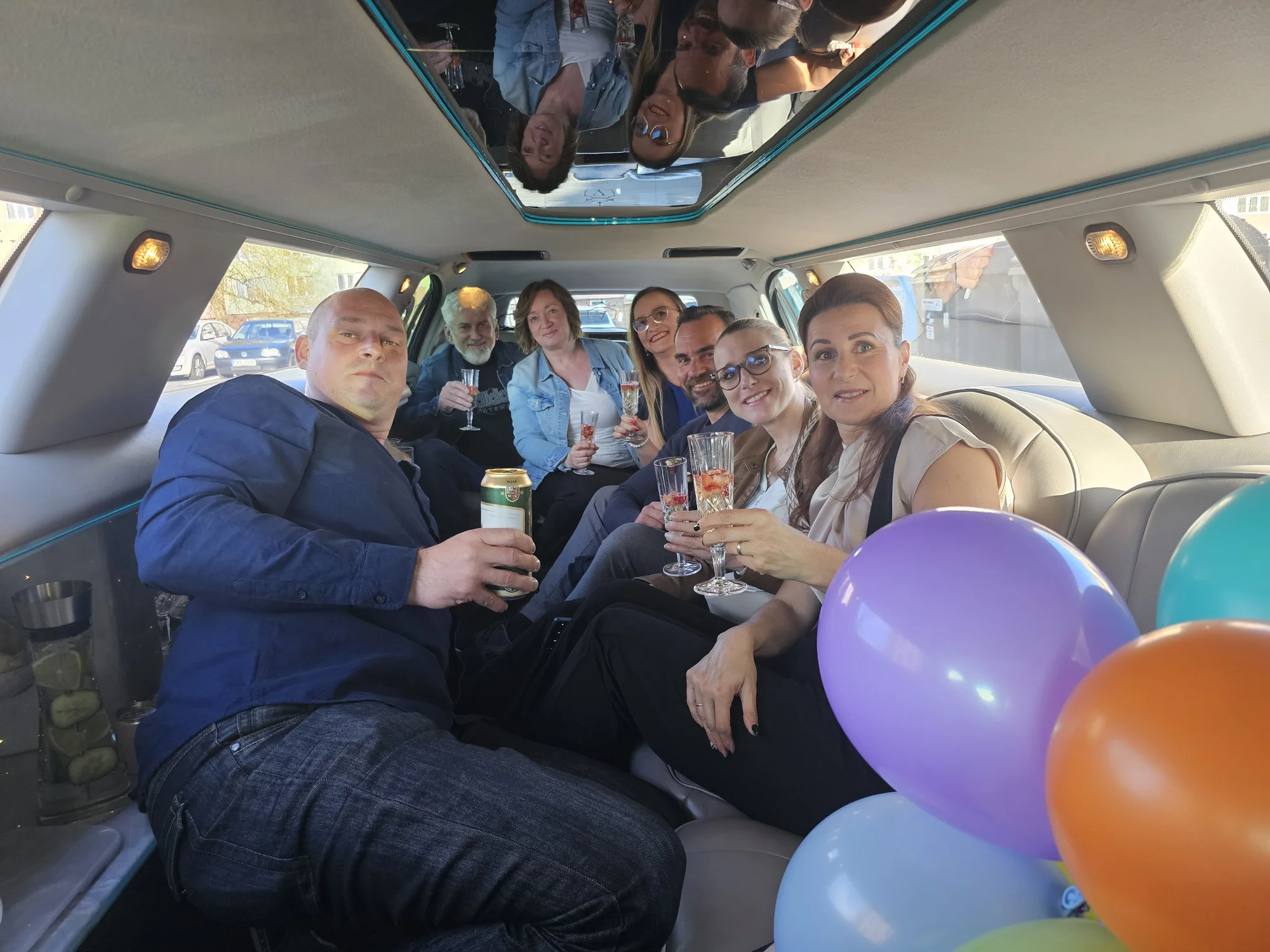 Jízda limuzínou na 1-3 hodiny: zážitek až pro 8 osob, láhev sektu v ceně