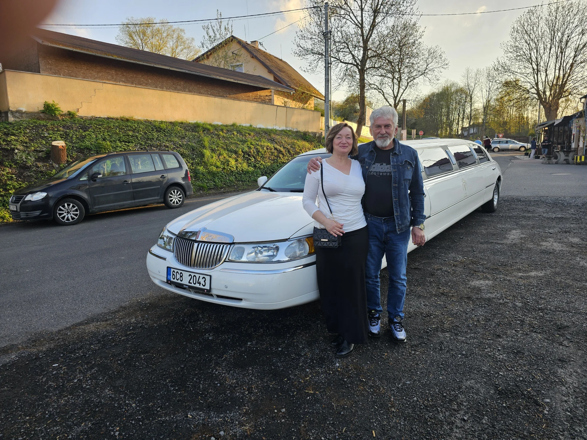 Jízda limuzínou na 1-3 hodiny: zážitek až pro 8 osob, láhev sektu v ceně