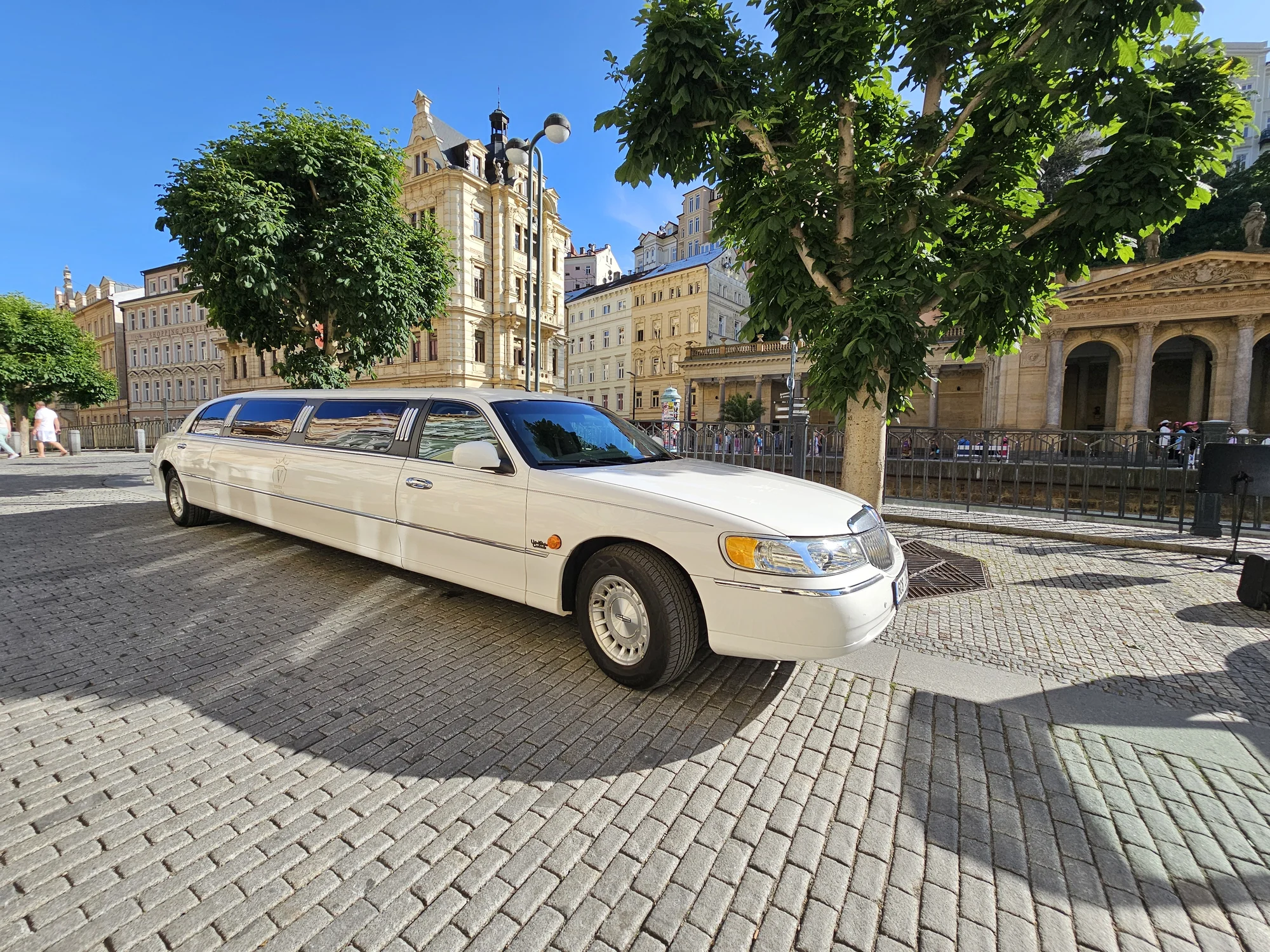 Jízda limuzínou na 1-3 hodiny: zážitek až pro 8 osob, láhev sektu v ceně