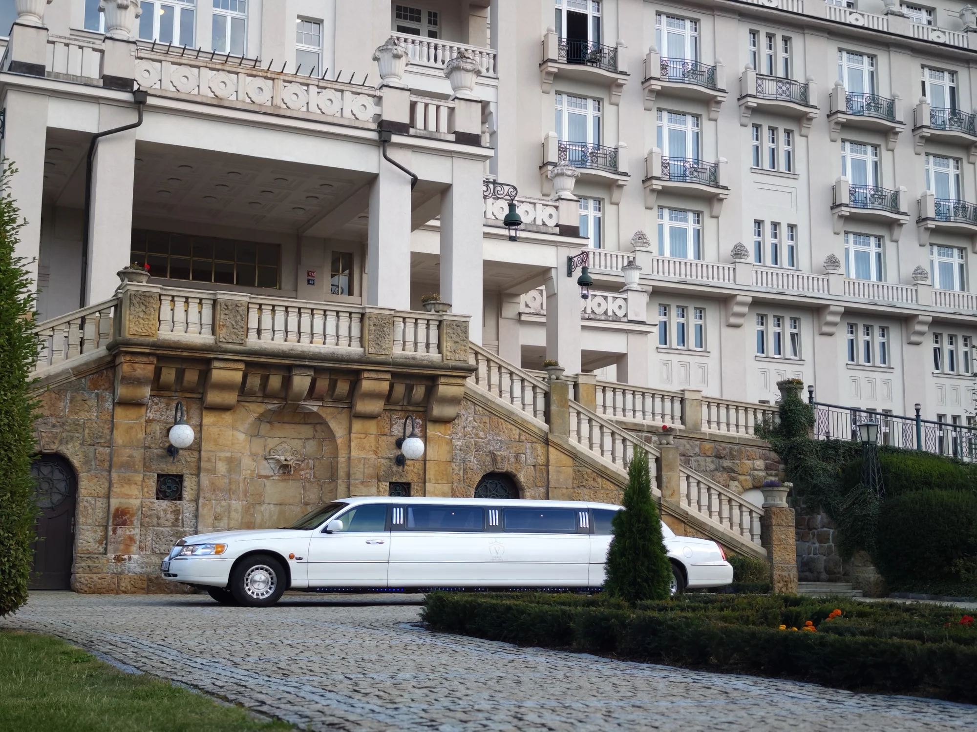 Jízda limuzínou na 1-3 hodiny: zážitek až pro 8 osob, láhev sektu v ceně