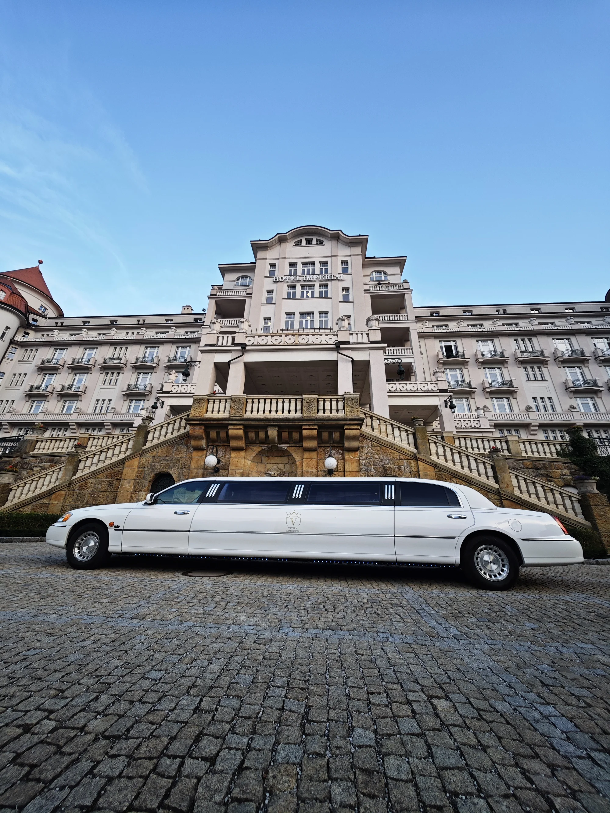 Jízda limuzínou na 1-3 hodiny: zážitek až pro 8 osob, láhev sektu v ceně