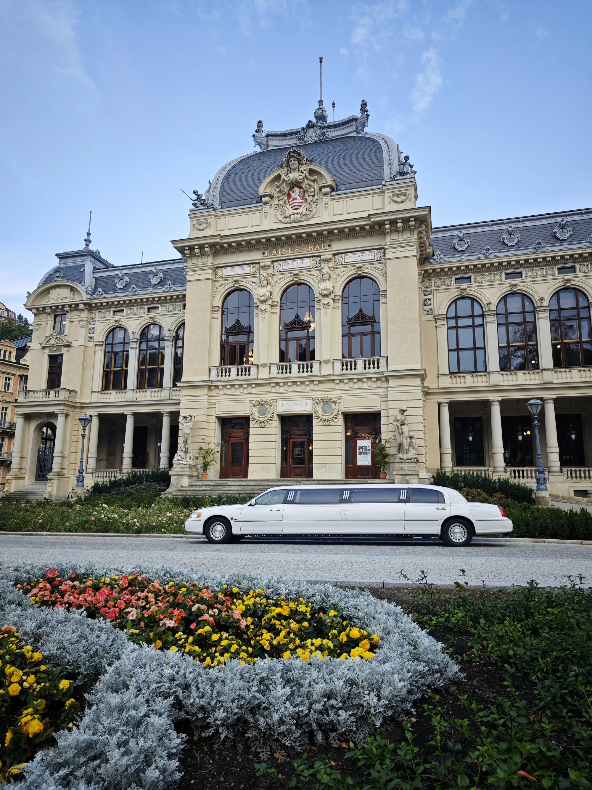 Jízda limuzínou na 1-3 hodiny: zážitek až pro 8 osob, láhev sektu v ceně