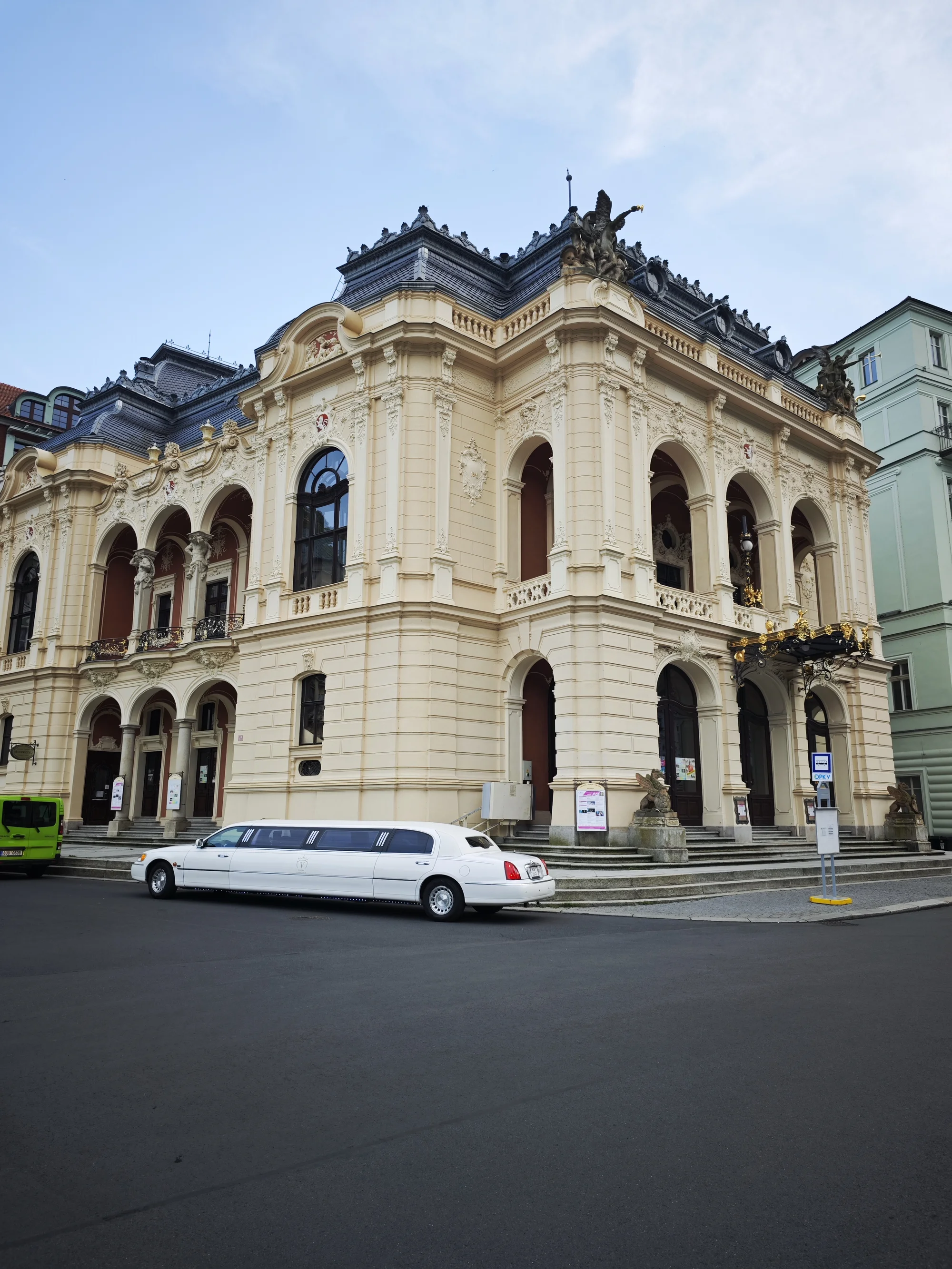 Jízda limuzínou na 1-3 hodiny: zážitek až pro 8 osob, láhev sektu v ceně