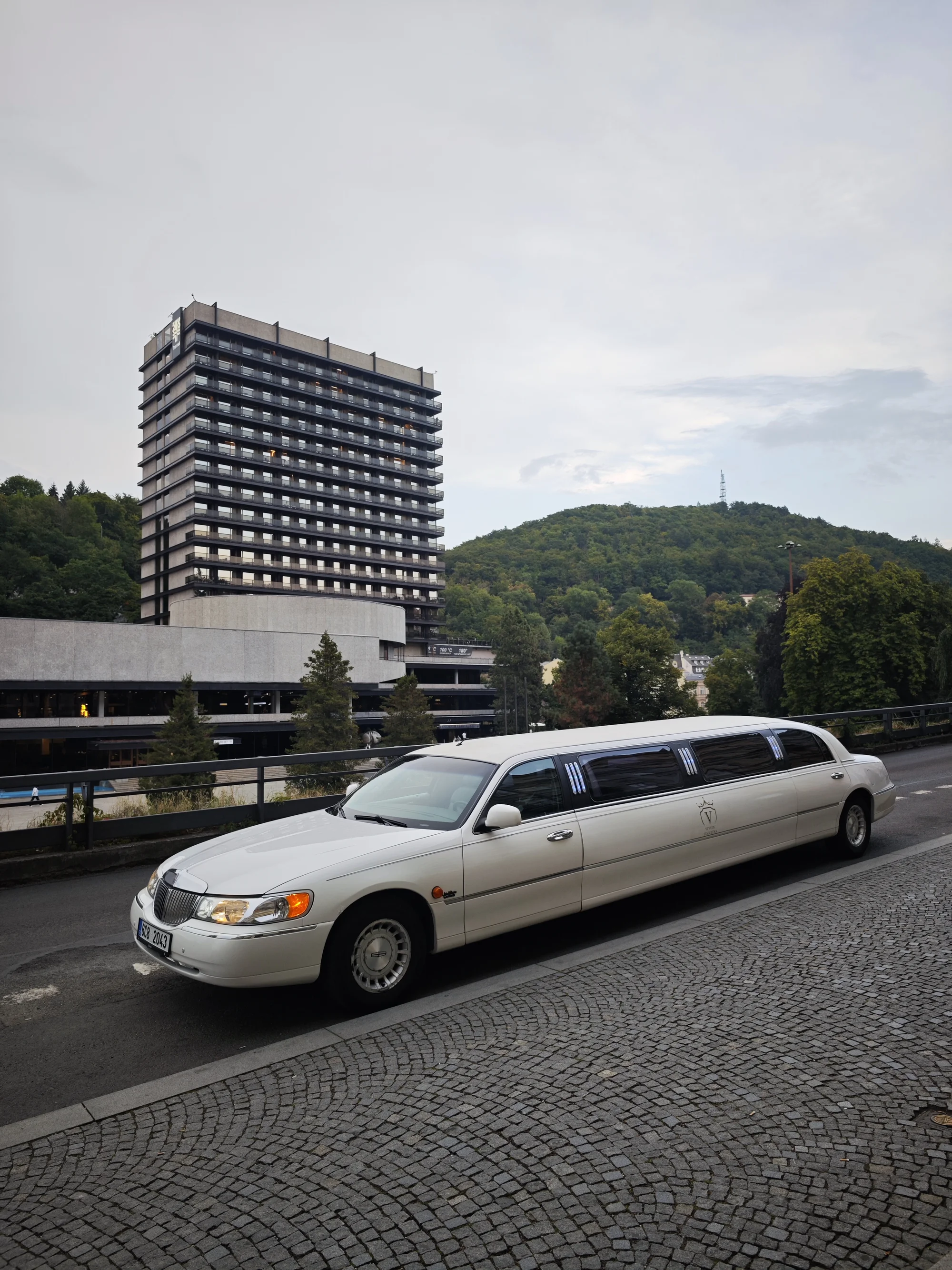 Jízda limuzínou na 1-3 hodiny: zážitek až pro 8 osob, láhev sektu v ceně