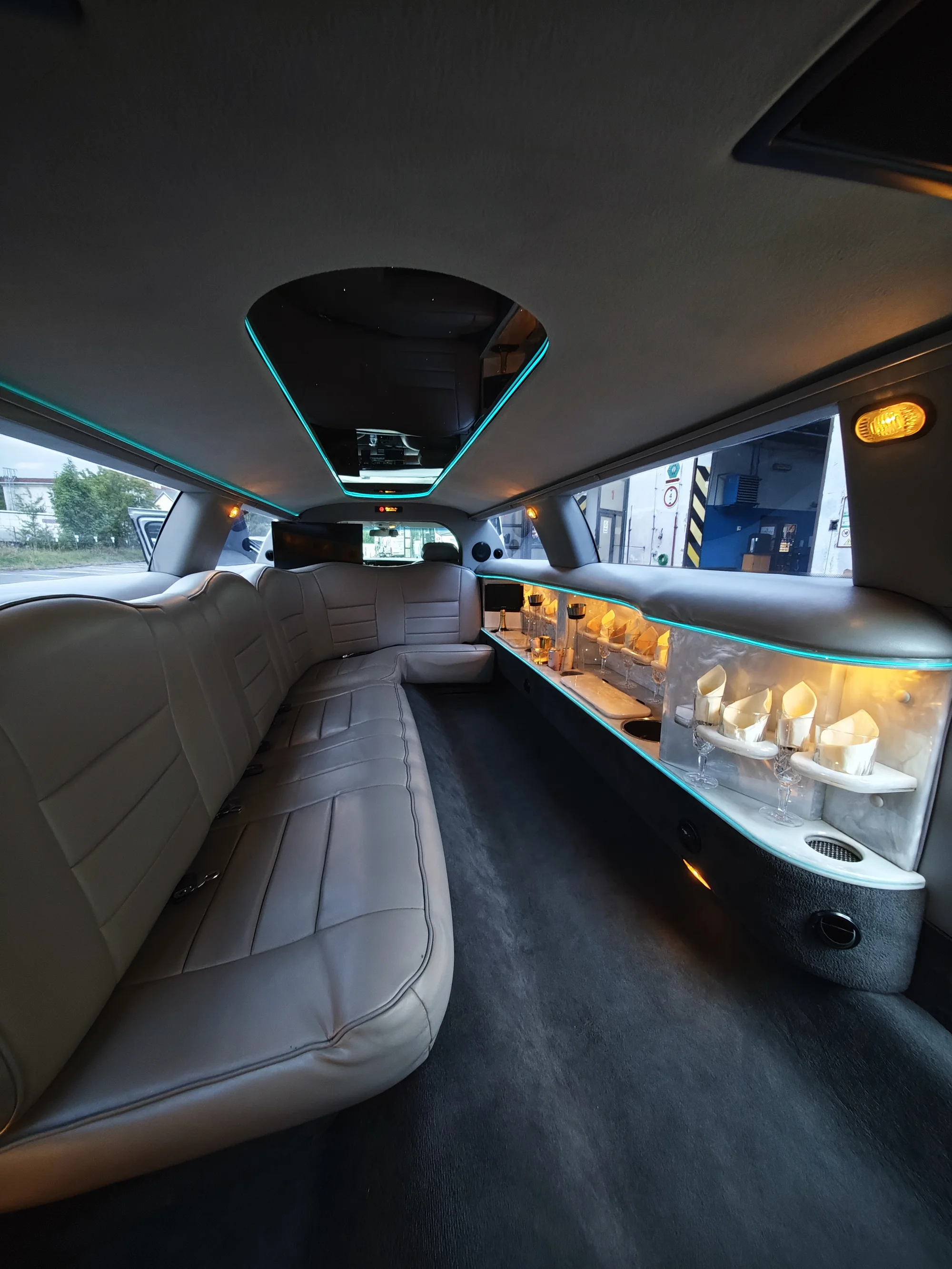 Jízda limuzínou na 1-3 hodiny: zážitek až pro 8 osob, láhev sektu v ceně