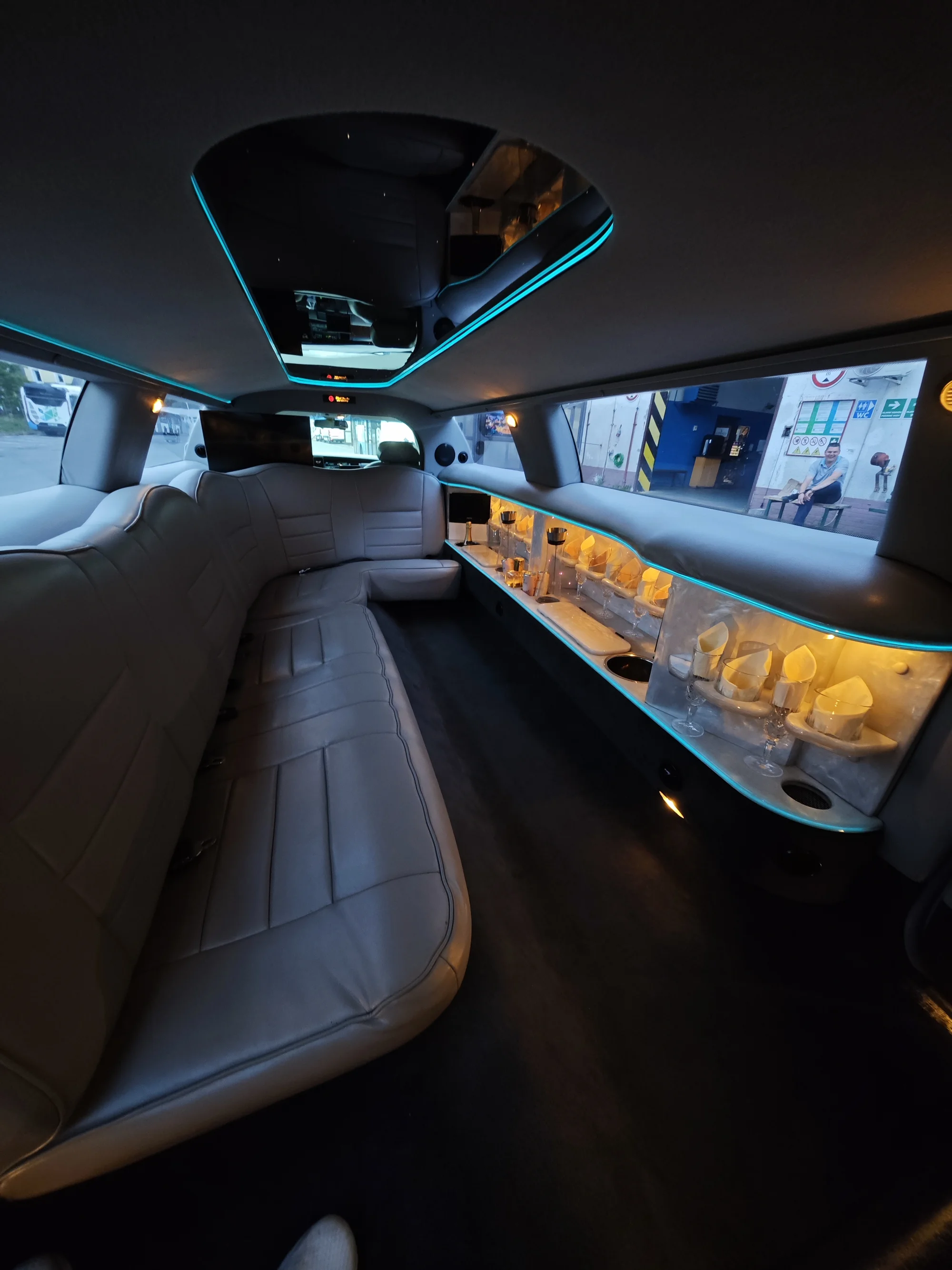 Jízda limuzínou na 1-3 hodiny: zážitek až pro 8 osob, láhev sektu v ceně