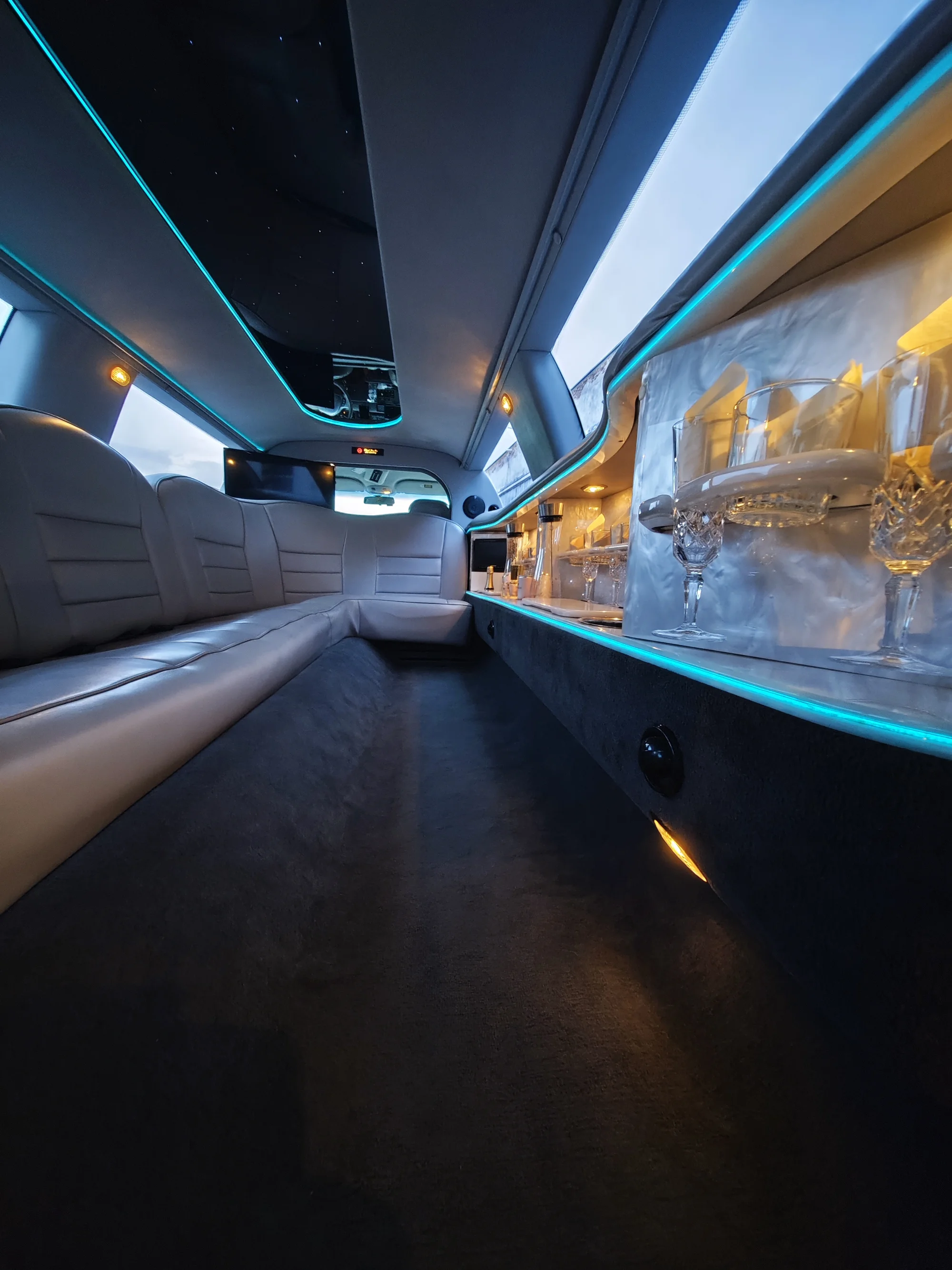 Jízda limuzínou na 1-3 hodiny: zážitek až pro 8 osob, láhev sektu v ceně