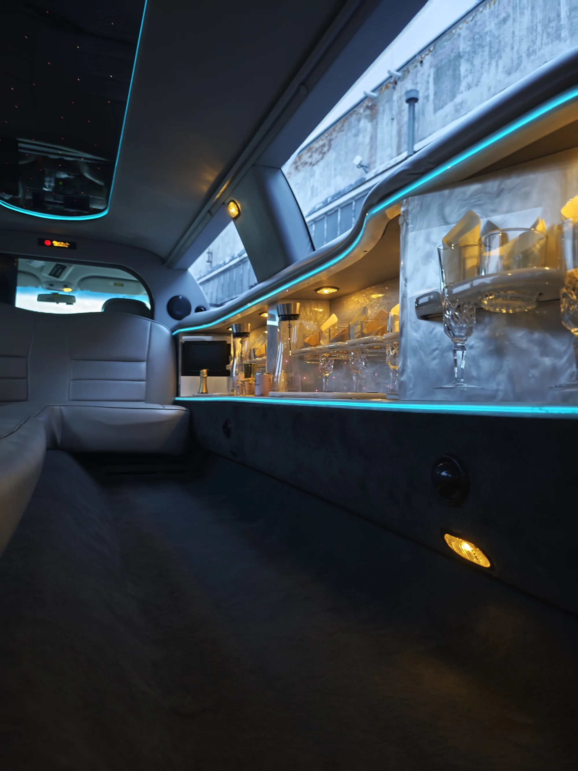 Jízda limuzínou na 1-3 hodiny: zážitek až pro 8 osob, láhev sektu v ceně