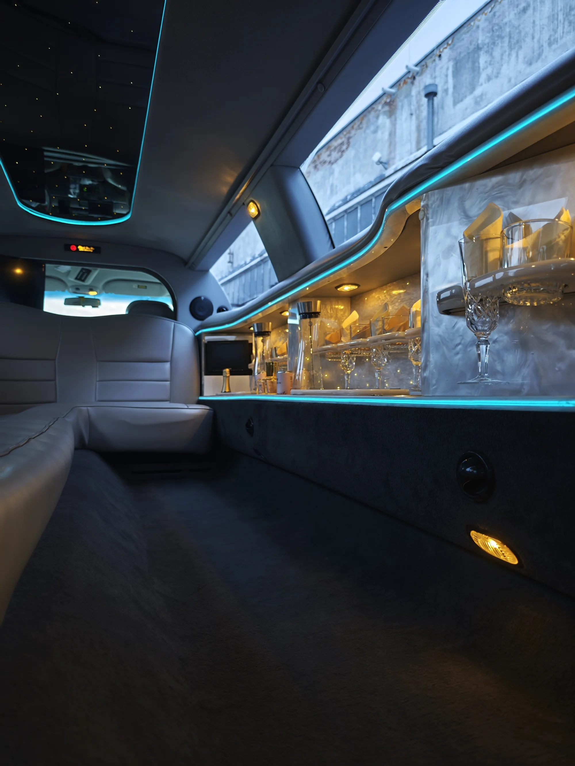 Jízda limuzínou na 1-3 hodiny: zážitek až pro 8 osob, láhev sektu v ceně