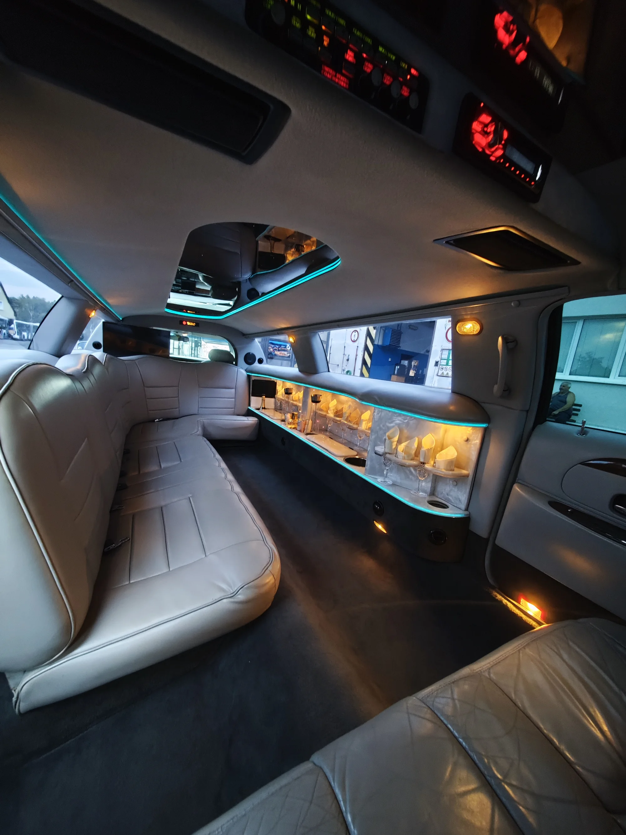 Jízda limuzínou na 1-3 hodiny: zážitek až pro 8 osob, láhev sektu v ceně