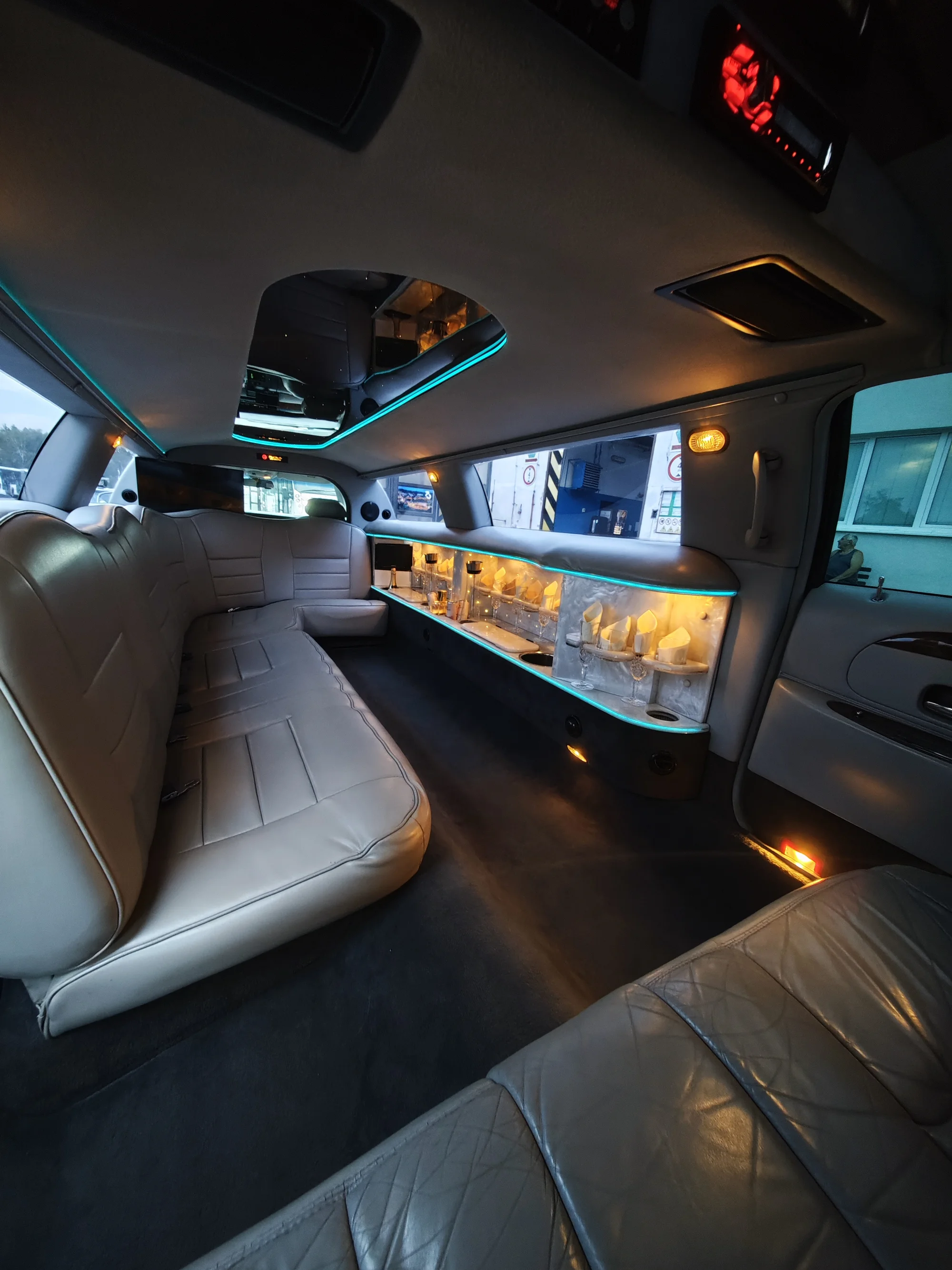 Jízda limuzínou na 1-3 hodiny: zážitek až pro 8 osob, láhev sektu v ceně