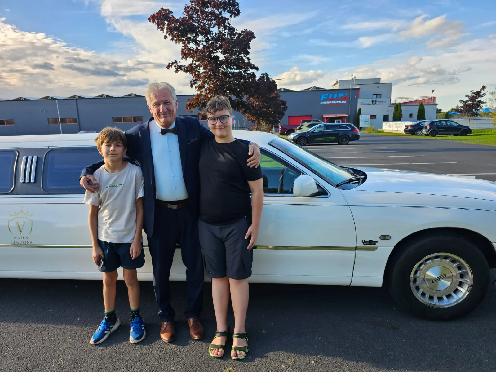 Jízda limuzínou na 1-3 hodiny: zážitek až pro 8 osob, láhev sektu v ceně