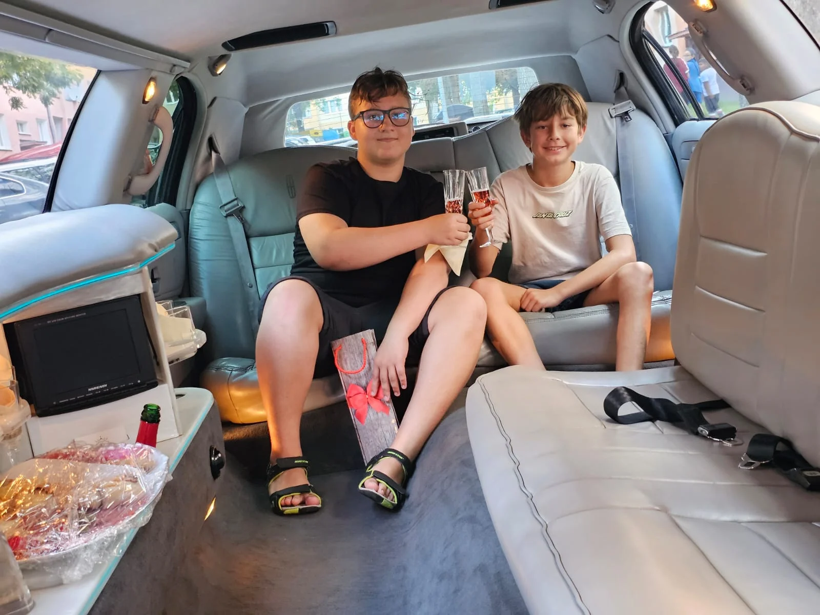 Jízda limuzínou na 1-3 hodiny: zážitek až pro 8 osob, láhev sektu v ceně