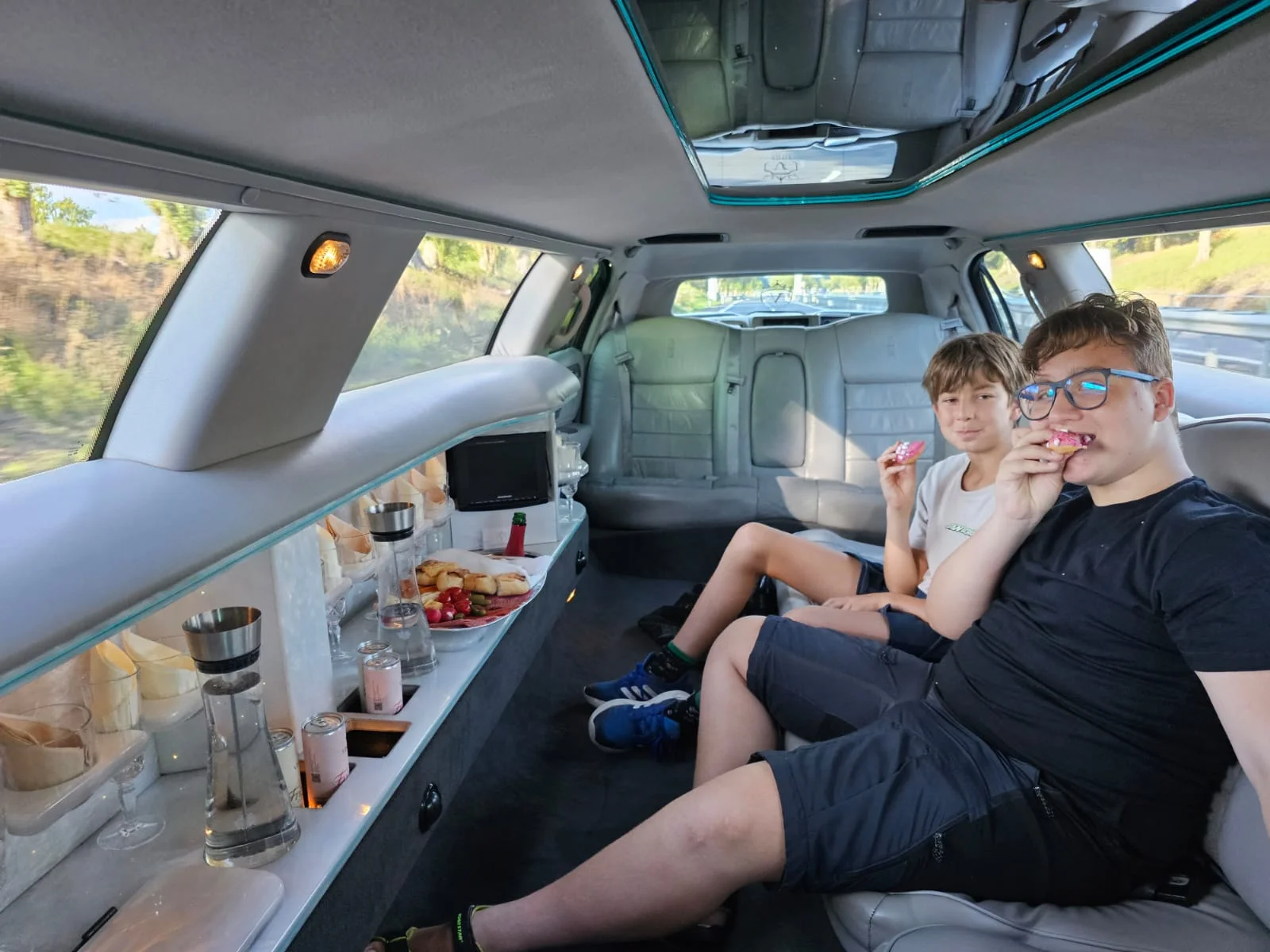 Jízda limuzínou na 1-3 hodiny: zážitek až pro 8 osob, láhev sektu v ceně