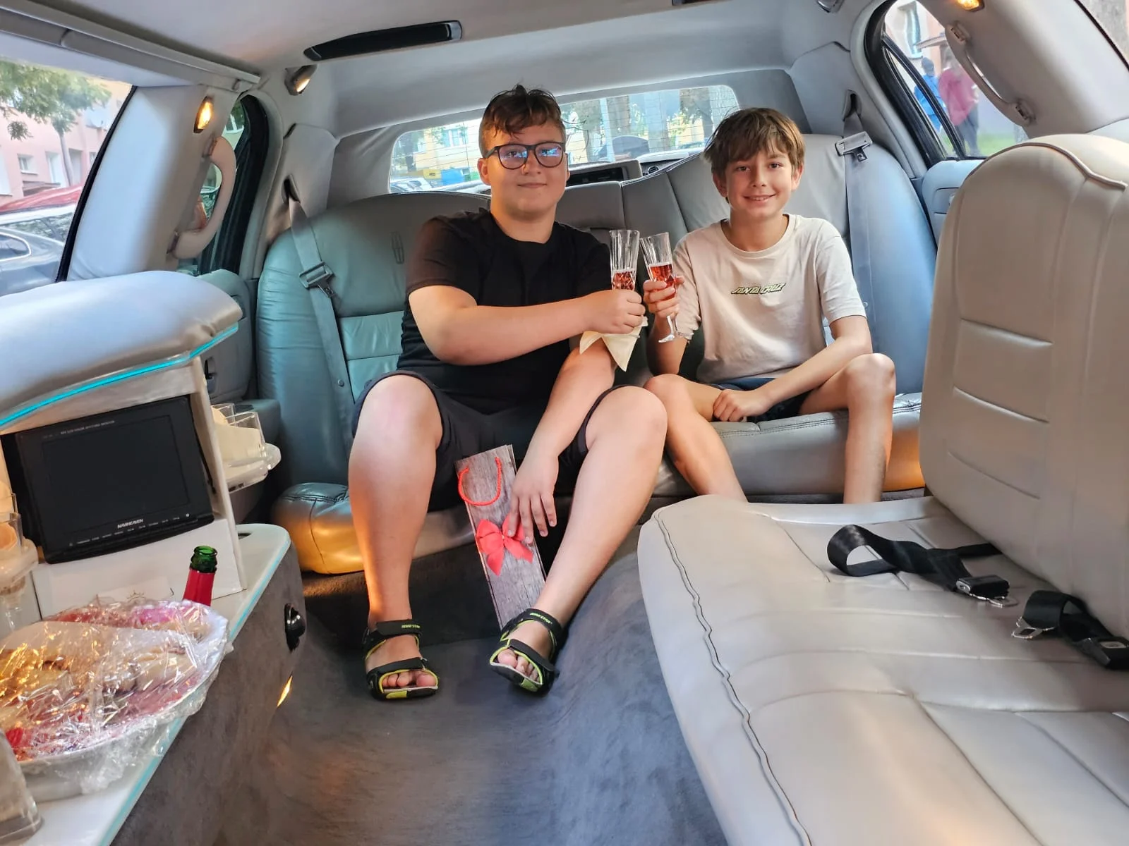 Jízda limuzínou na 1-3 hodiny: zážitek až pro 8 osob, láhev sektu v ceně