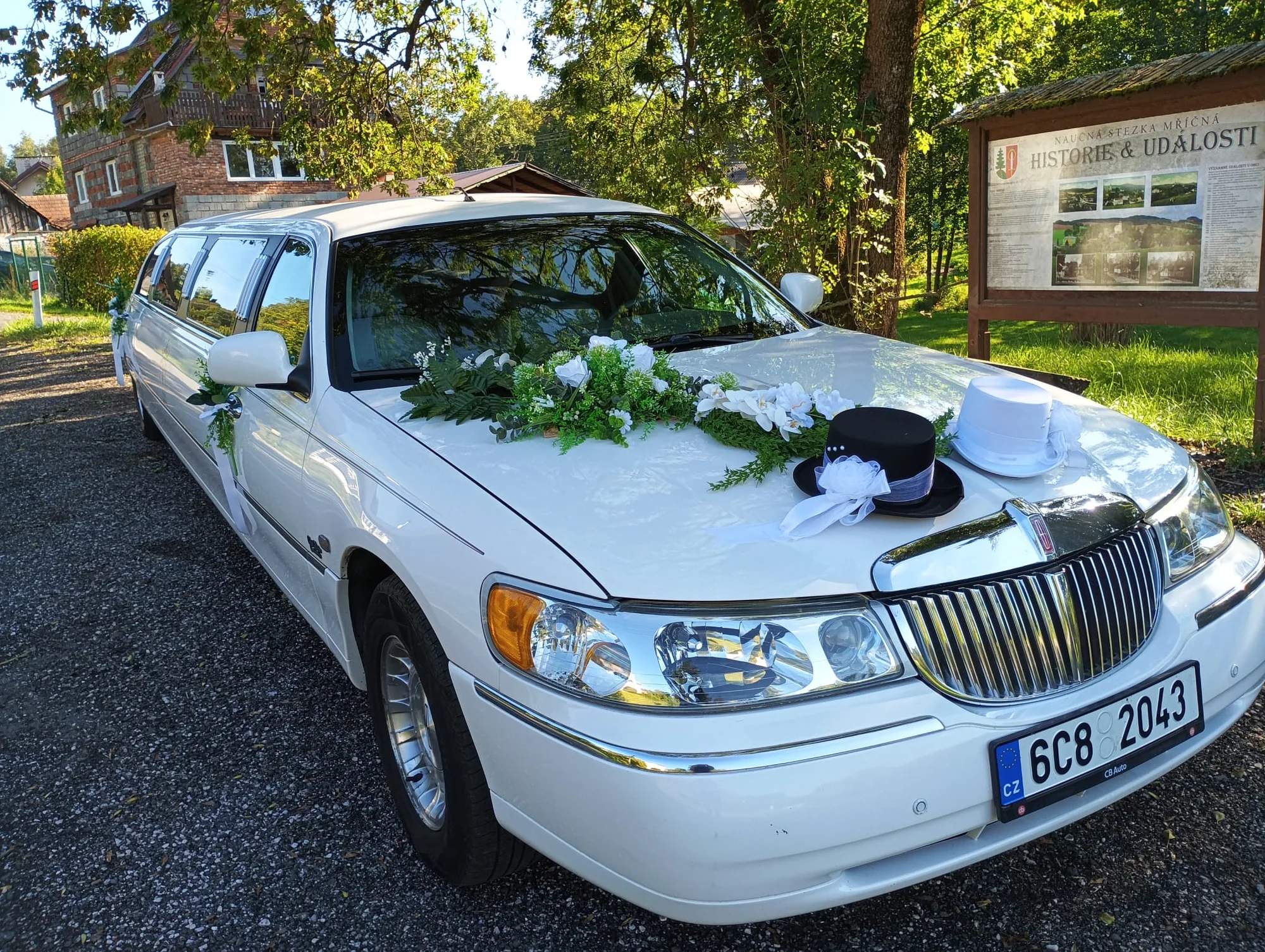 Jízda limuzínou na 1-3 hodiny: zážitek až pro 8 osob, láhev sektu v ceně