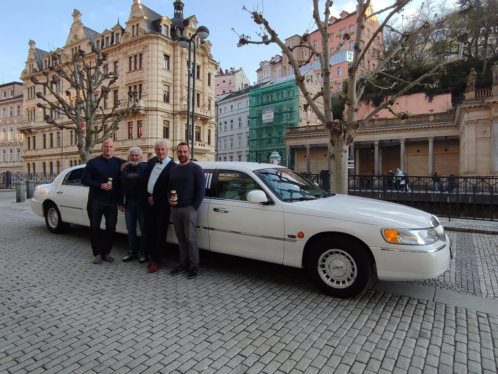 Jízda limuzínou na 1-3 hodiny: zážitek až pro 8 osob, láhev sektu v ceně