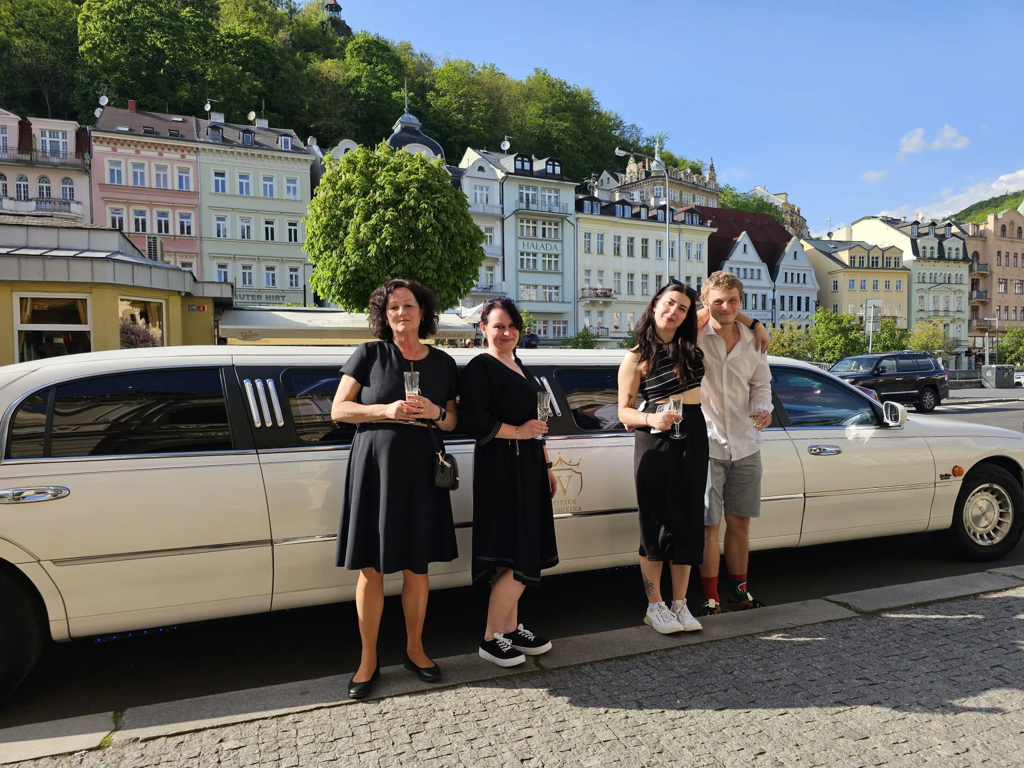 Jízda limuzínou na 1-3 hodiny: zážitek až pro 8 osob, láhev sektu v ceně