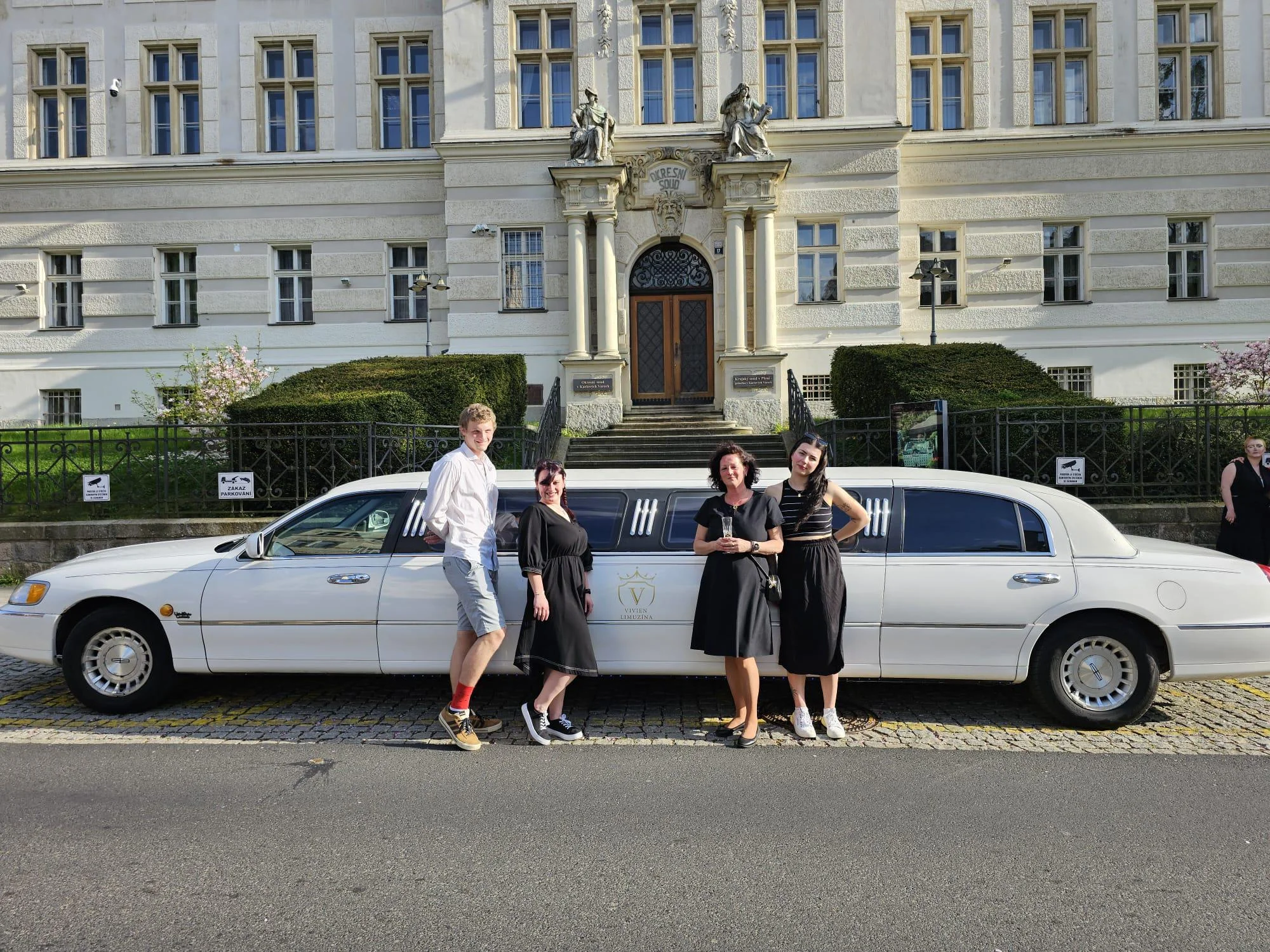 Jízda limuzínou na 1-3 hodiny: zážitek až pro 8 osob, láhev sektu v ceně