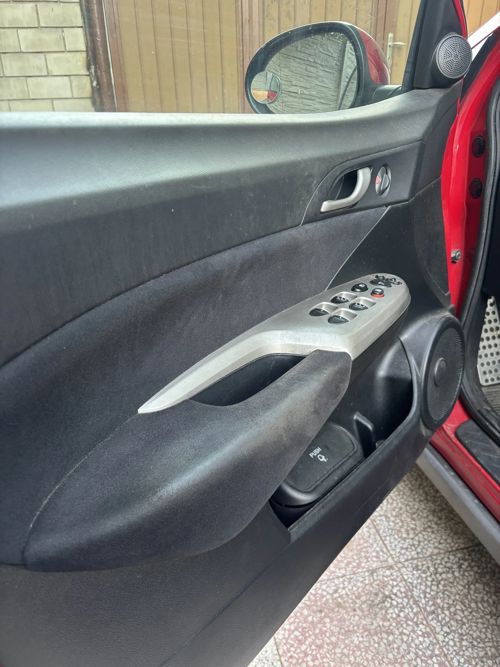 Detailní čištění auta: interiér vč. tepování, exteriér, ozon i kompletní balíček