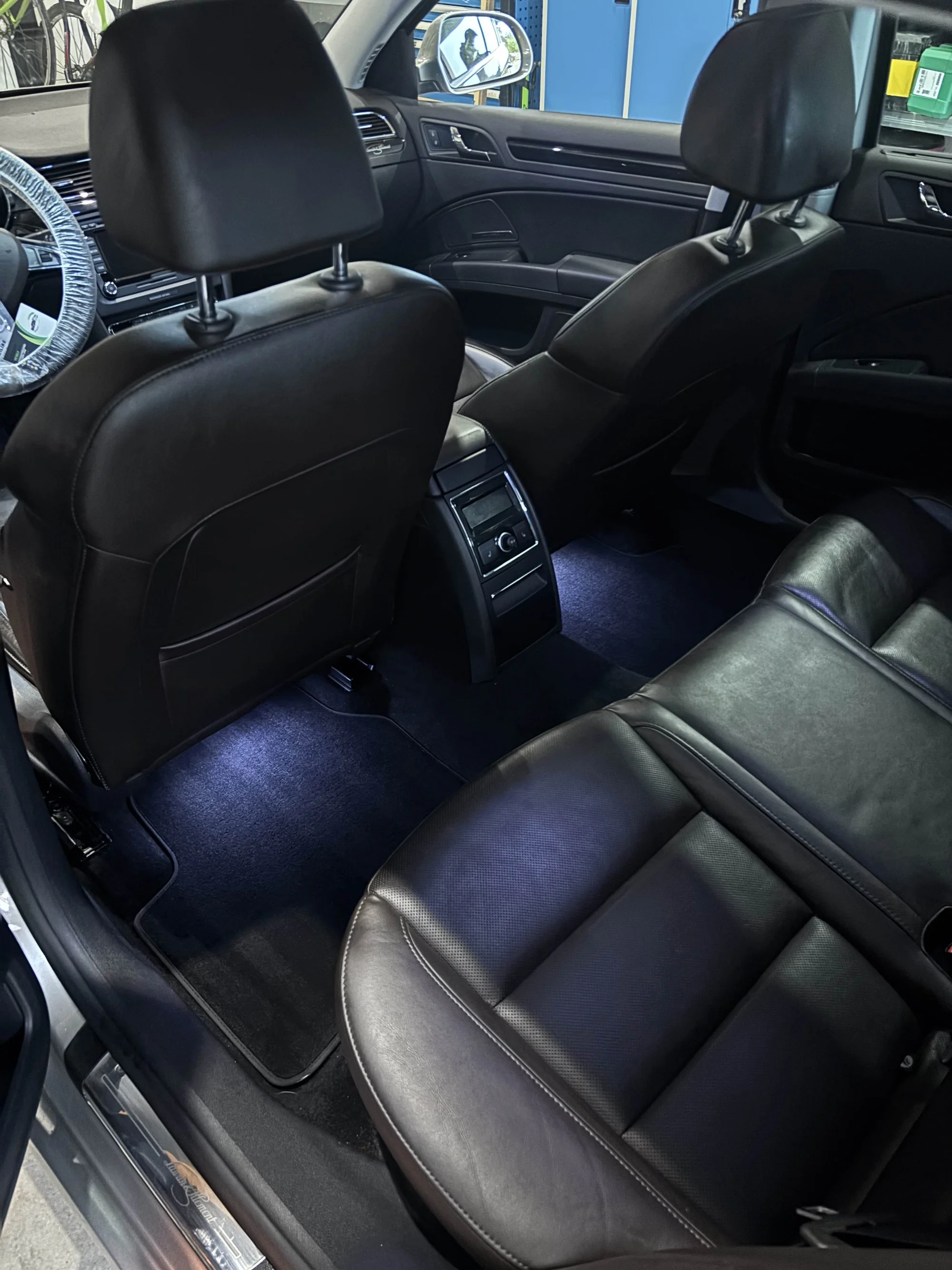 Detailní čištění auta: interiér vč. tepování, exteriér, ozon i kompletní balíček