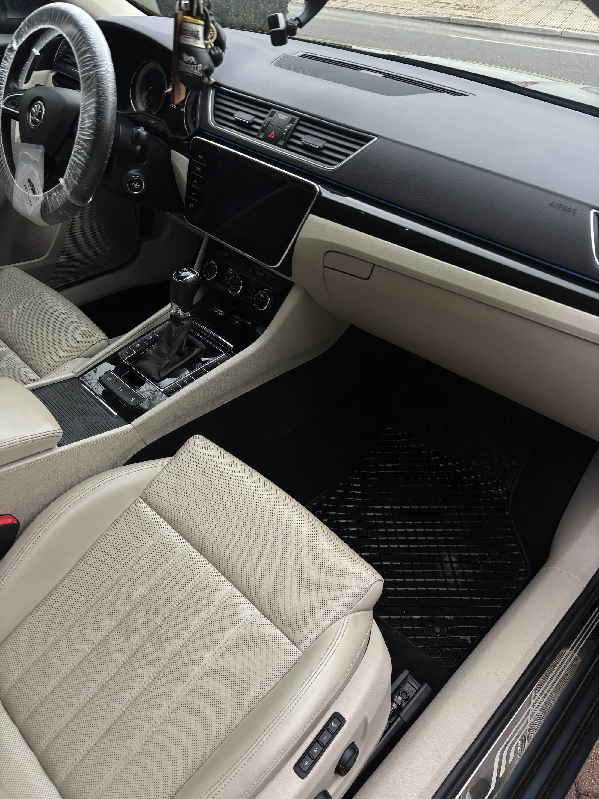 Detailní čištění auta: interiér vč. tepování, exteriér, ozon i kompletní balíček