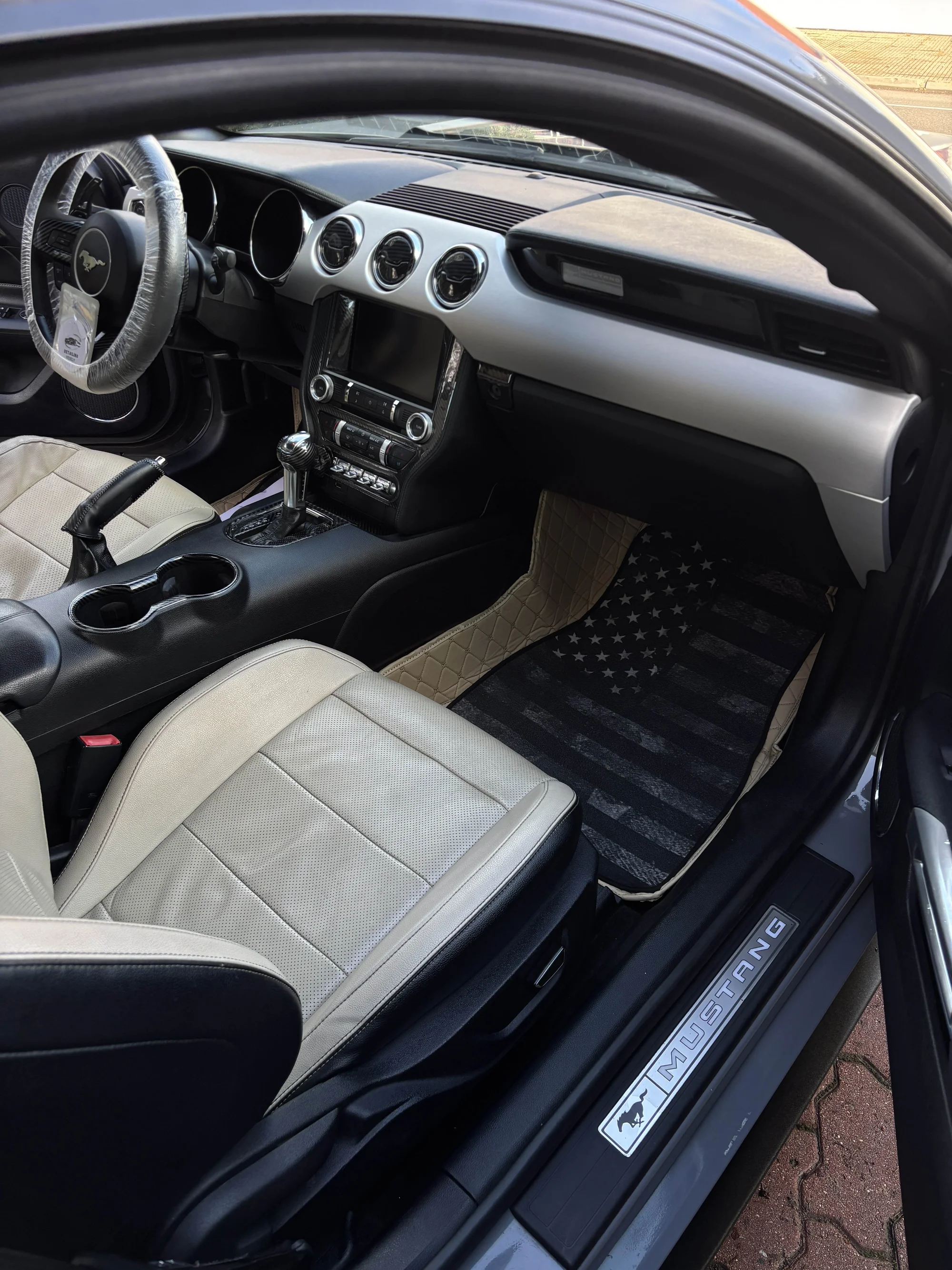 Detailní čištění auta: interiér vč. tepování, exteriér, ozon i kompletní balíček