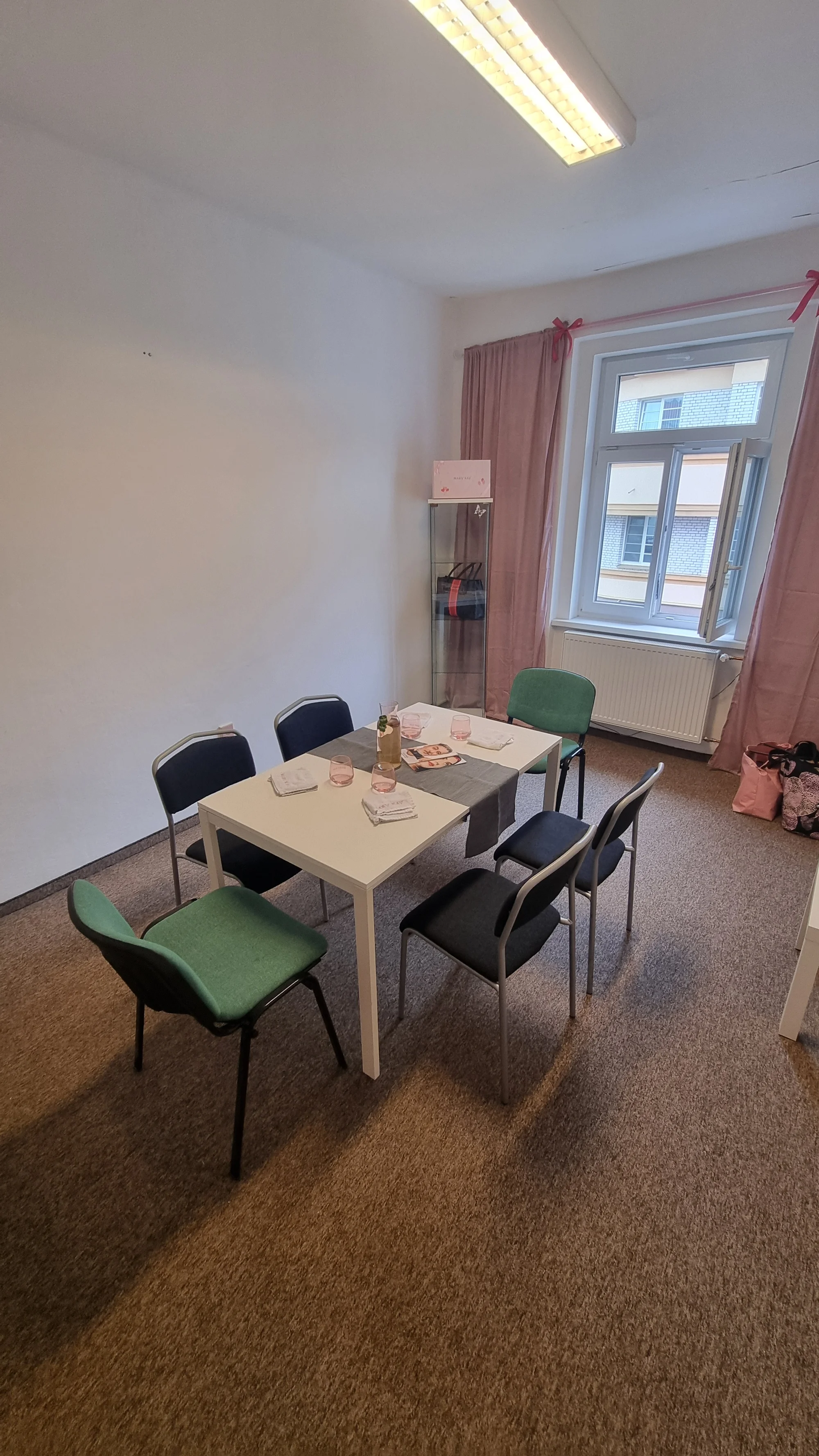 Kurz líčení pro 1 nebo 2 osoby i varianty s balíčkem dekorativní kosmetiky