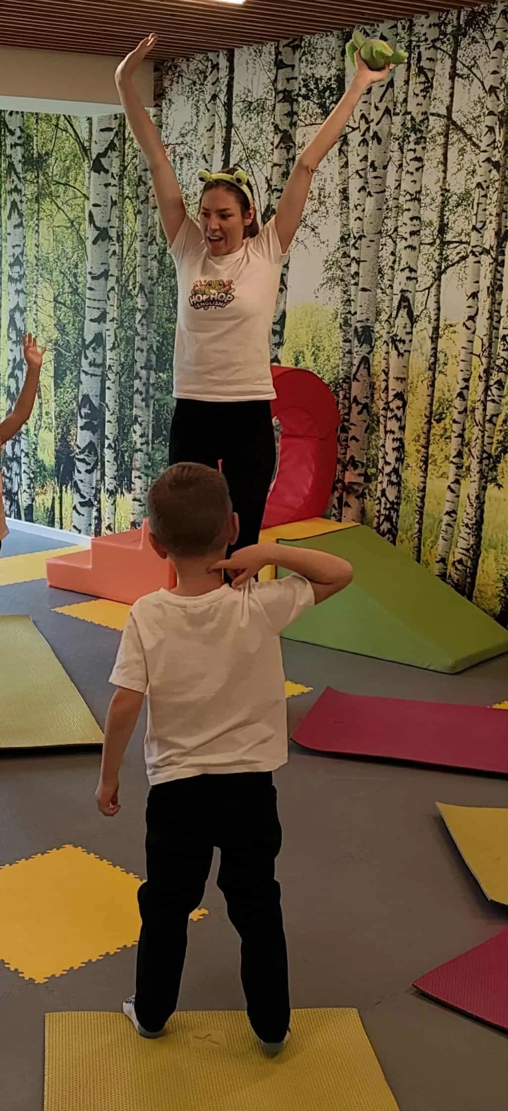 Hravé lekce angličtiny a pohybu: pro rodiče s dětmi od 6 měsíců, 2–⁠⁠⁠⁠⁠⁠15 lekcí