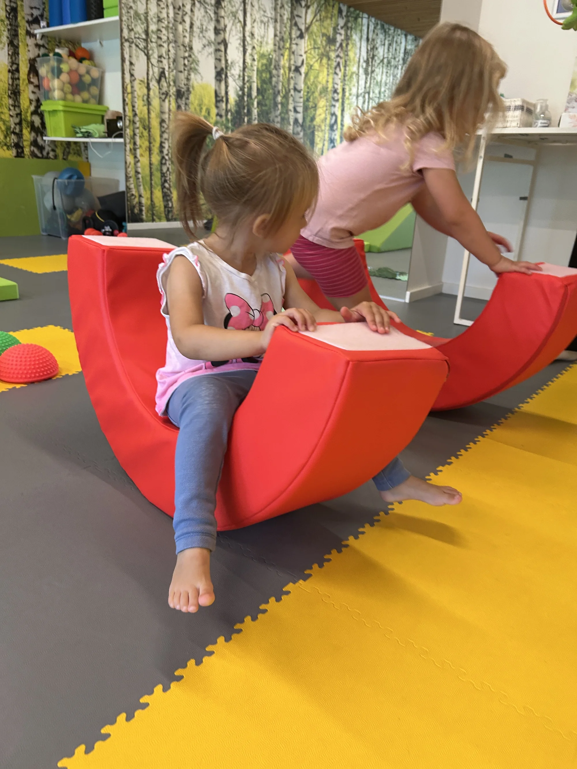 Hravé lekce angličtiny a pohybu: pro rodiče s dětmi od 6 měsíců, 2–⁠⁠⁠⁠⁠⁠15 lekcí