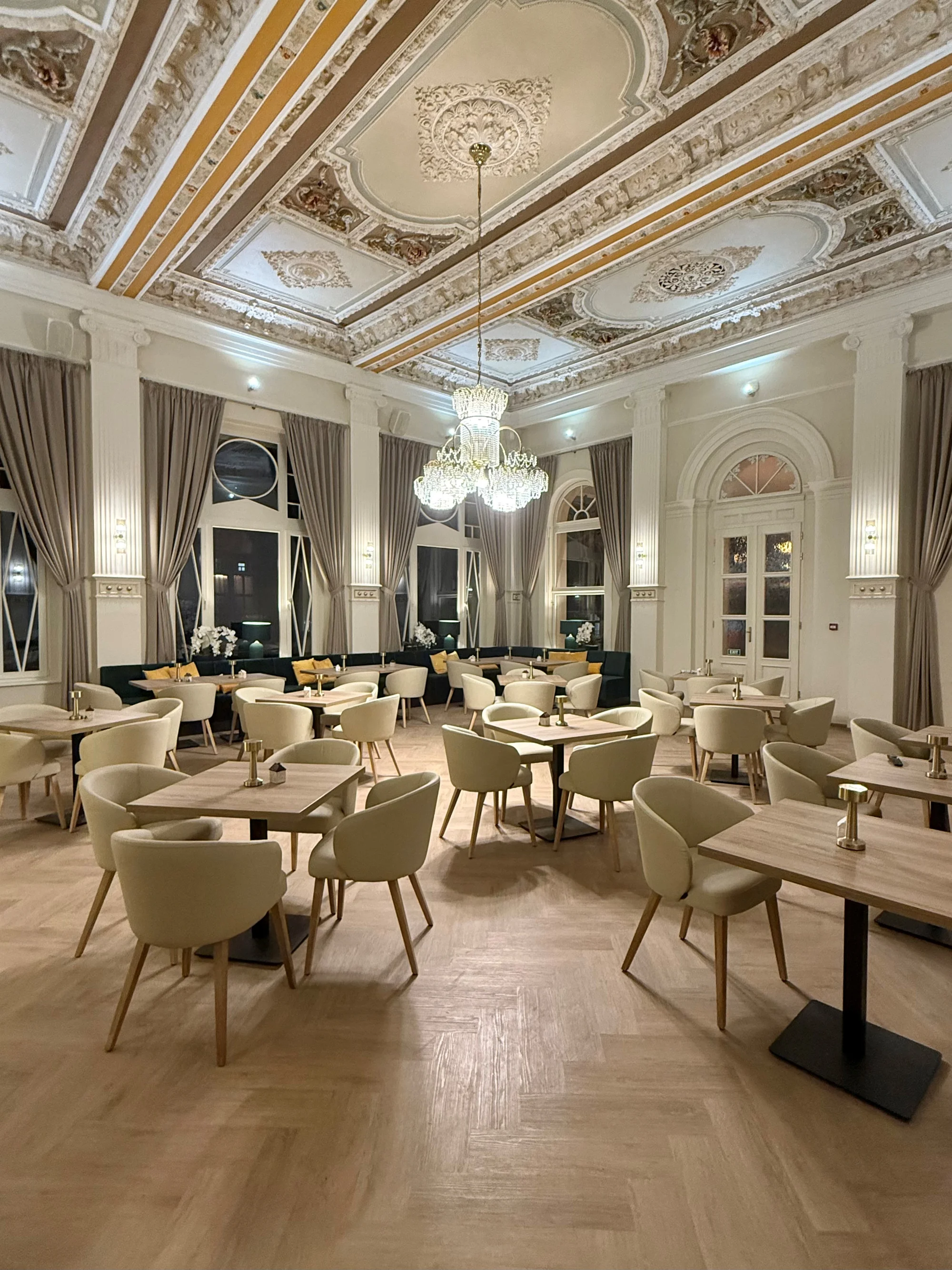 Zrekonstruovaný hotel v centru Františkových Lázní: snídaně či plná penze, bazén i procedury