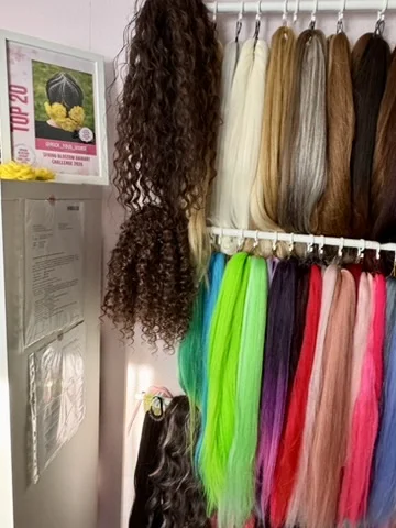 Boxerské copy i s kanekalonem, účes Rumi nebo prodloužení vlasů