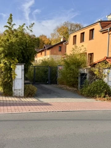 Boxerské copy i s kanekalonem, účes Rumi nebo prodloužení vlasů