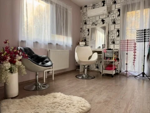 Boxerské copy i s kanekalonem, účes Rumi nebo prodloužení vlasů